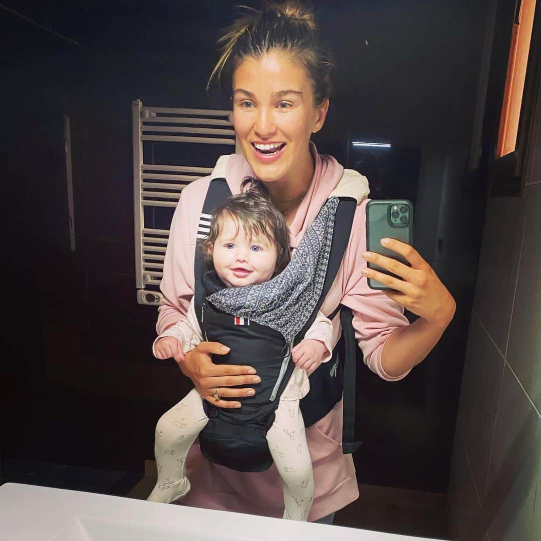 エイミー・ウィラートンのインスタグラム：「We love to play in bathroom mirrors ❤️#mylittlelove .... Been doing a little walk with her before bedtime .... seems to knacker her right out so there isn’t so much struggle during the Great put down. 😅」