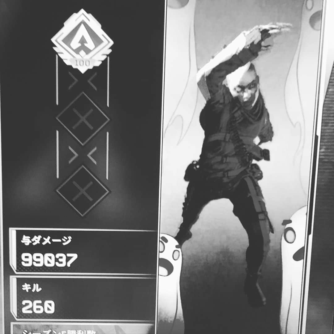 若林時英のインスタグラム：「Apex Legendsにハマってます。  何千万人ものプレイヤーがやっているゲームで自分もその一人です。  一人一人のキャラクターにできることが色々あって、友達と三人で協力してプレーする時は頭脳をめっちゃ使います。  極めたいと思います。  #エーペックスレジェンズ  #apexlegends」
