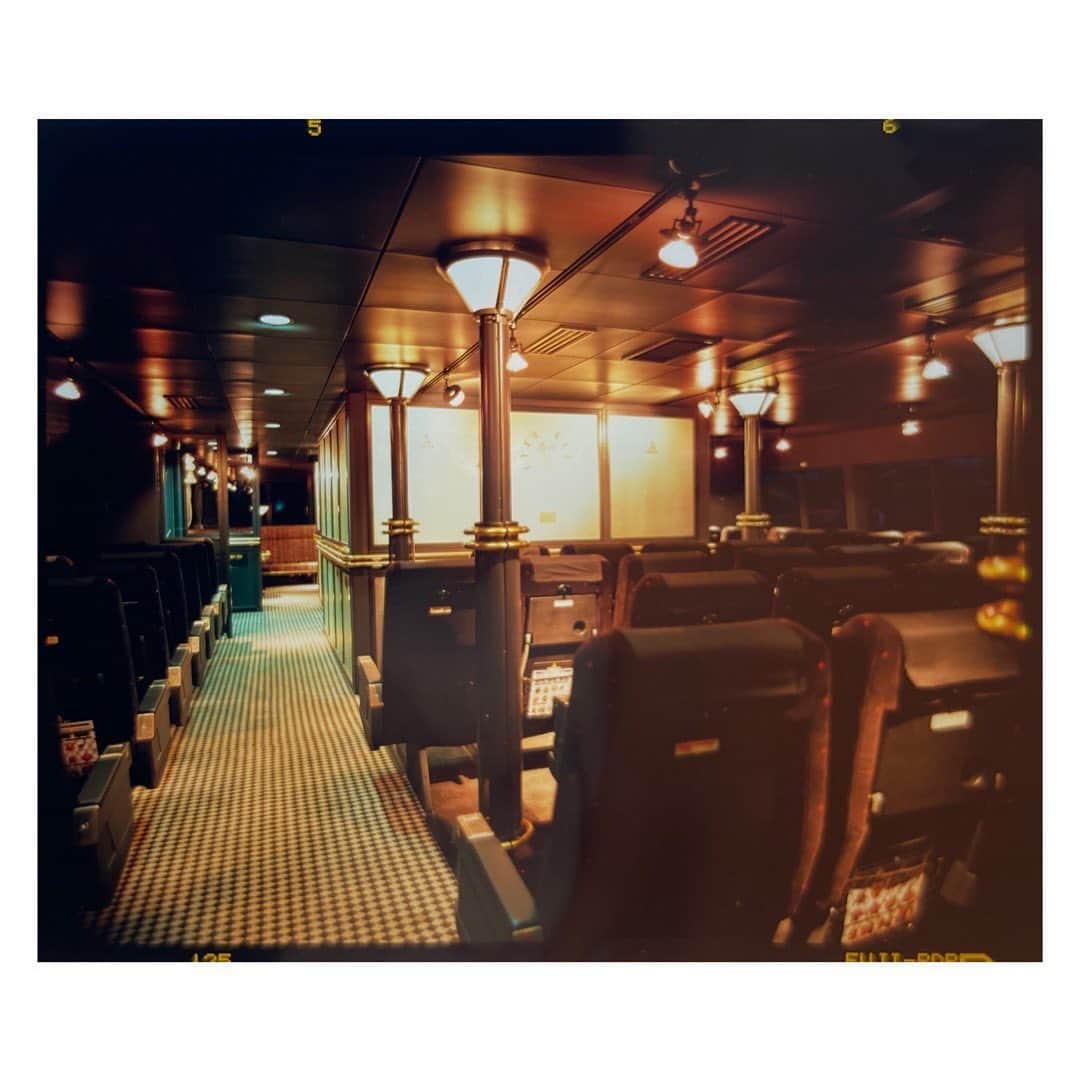 JR九州高速船株式会社さんのインスタグラム写真 - (JR九州高速船株式会社Instagram)「. . みなさんこんにちは! 突然ですが、みなさんにとってビートルといえば白い船体のイメージですよね? 実はビートルが昔、真っ黒だったのをご存知ですか? . 今回は、ビートルのちょっと昔のお話をご紹介したいと思います . . 黒いビートルは、国内航路の博多〜平戸〜オランダ村航路を1990年〜1994年までの約5年間運航していました (1992年〜は、博多〜平戸〜ハウステンボス航路へ変更)  内装も黒とゴールドを基調にした大変シックな空間だったようです 当時は真っ黒なジェットフォイルは大変めずらしく、多くの方に人気があったそうですよ . . 写真で見てもすごくかっこいいですよね (内装写真はポジフィルムを直接撮影しています) . . #ビートル #黒いビートル #ジェットフォイル . . 次回の投稿からは、普段みなさんがお目にかかれないビートルの様子をご紹介していきたいと思います! . . #BEETLE #JR九州高速船 #高速船 #JR九州#JRKYUSHU #その日までともにがんばろう #STAYHOME  #プサン #釜山 #BUSAN #韓国 #KOREA #福岡 #FUKUOKA #HAKATA #JAPAN  #船 #ship #vessel #旅行 #trip #beetle_go」6月8日 17時02分 - beetle_de_go