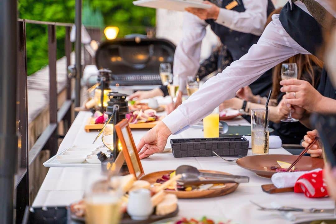ナゴレコさんのインスタグラム写真 - (ナゴレコInstagram)「「テラスでモエ・シャンドン飲み放題BBQ」﻿ 名古屋で一番贅沢なBBQと言っても過言ではない？リッチな気分になれるフリーフローBBQが始まりました🍾🥂🔥﻿ ﻿ 名古屋の都心、矢場町で開放的なBBQを楽しめるガーデンキッチンフラリエに最上位プランが登場です🤳🥂﻿ ﻿ 編集部で一足先にお邪魔させていただきましたが、テラスから階下を望むBBQは最高🎉﻿ 私たちが満喫している様子はスライドしてご覧ください🍤﻿ ﻿ こちらのプラン、なんと・・モエシャンドン（シャンパン）はじめ約30種のドリンクが飲み放題！スタッフさんがその都度、注いでくれる特別感は気持ちがいいです（笑）。﻿ ﻿ プロシュートやチーズなどの前菜に始まり、魚介類や和牛のお肉など、提供されるフードもイタリアンレストランがプロデュースする一味も二味も違うラインナップになっています🇮🇹﻿ ﻿ お値段はお一人10,000円（税込）﻿ とっても贅沢なバーベキュー、間違いなくいい思い出になるはずですよ👀✨﻿ ﻿ #PR﻿ #ガーデンキッチンフラリエ﻿ #ナゴレコ﻿」6月8日 17時03分 - nagoya_food