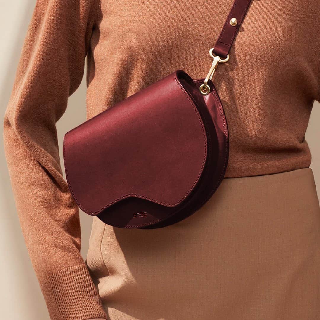 のインスタグラム：「We are still in love with our Nature Beauty: European cow leather and 100% vegetable tanned. . . . #breesince1970 #madetomakeadifference #breevolution #handbags #leatherbags #purequality #purefashion #sustainablefashion」