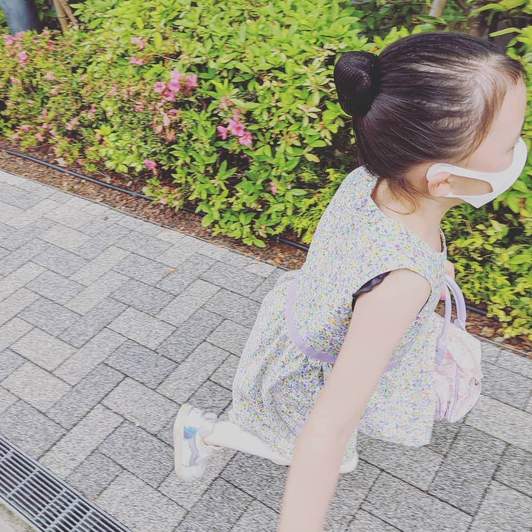 七帆ひかるさんのインスタグラム写真 - (七帆ひかるInstagram)「6月7日娘が7歳の誕生日を迎えました。  ピカピカの一年生！ 先週は待ちに待った初登校も叶いました。 感謝の日々です✨  #皆様の健康を願って  #感謝」6月8日 17時05分 - nanaho.hikaru