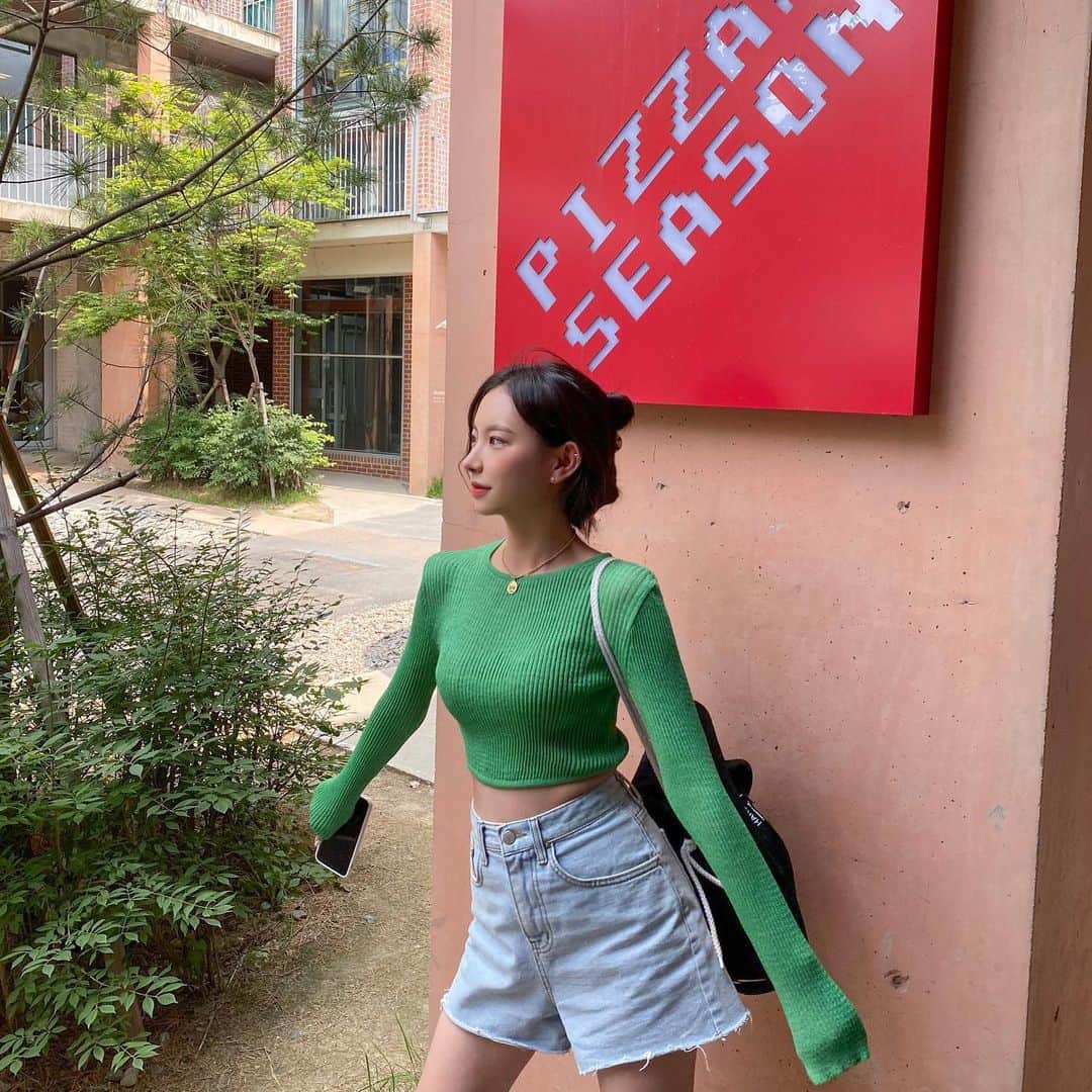 Chuuのインスタグラム：「실물이 훠얼씬 예쁜 요 크롭티🍃 뒷부분이 좀 더 짧은 언발 디자인으로  본사람마다 다 구매할꺼라고 했던 신상중에 하나였쥬😎✨」