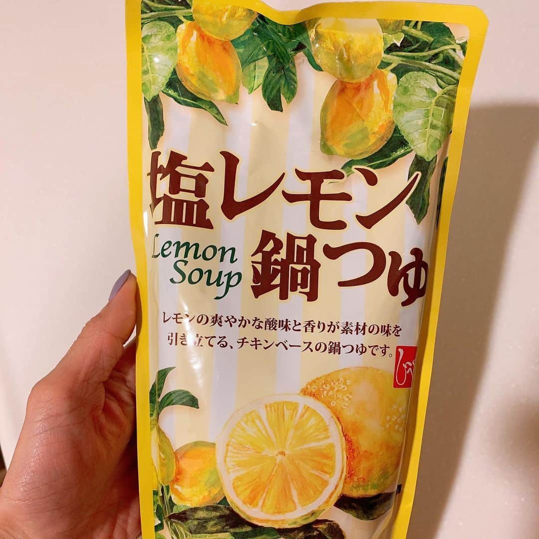 間宮梨花さんのインスタグラム写真 - (間宮梨花Instagram)「@kaldicoffeefarm  塩レモン鍋さっぱりおいちー🙏🙏 レモンたくさんのせるとさらに 良い気がする🥺🥺♥️ ブラックペッパーふりふりしたら 神的においしい🤣👌 写真3まいめゎポテサラとミートソースの作り置きがあったらぜひぜひ💕 毎日お土産かってくれるやさしい 旦那様に愛してると感謝が とまりません。。。😭♥️♥️‼️ 幸せだなぁ〜。。。🥺🥺🥺❣️ エプロンゎ @francfranc_official  #りかちゅう飯 #鍋パ #旦那ご飯 #塩レモン鍋  #カルディ」6月8日 17時13分 - rika_aizawa0329