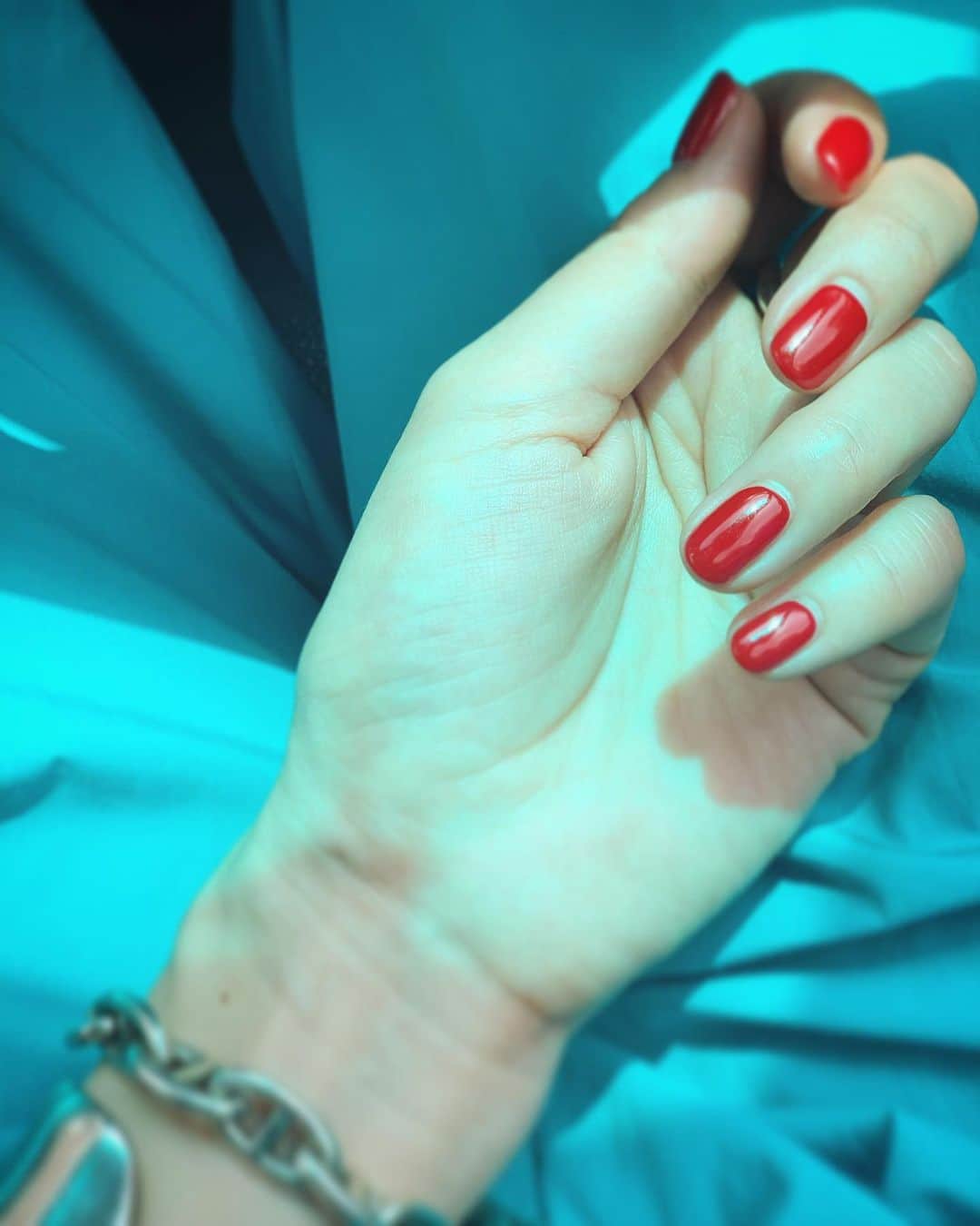 二ノ宮和佳子のインスタグラム：「Nail Change  この季節は意外とモノトーンカラーを着ることが多いので、真っ赤なネイルにしたのですが... 今朝はどうしてもこのブルーパンツを履きたくなって、合わせてみたらなんだかしっくり それだけで、気分が変わって楽しくなる単純さ そんなモノですよね Happy little happiness  #nail #aewenmatoph #イウエンマトフ」
