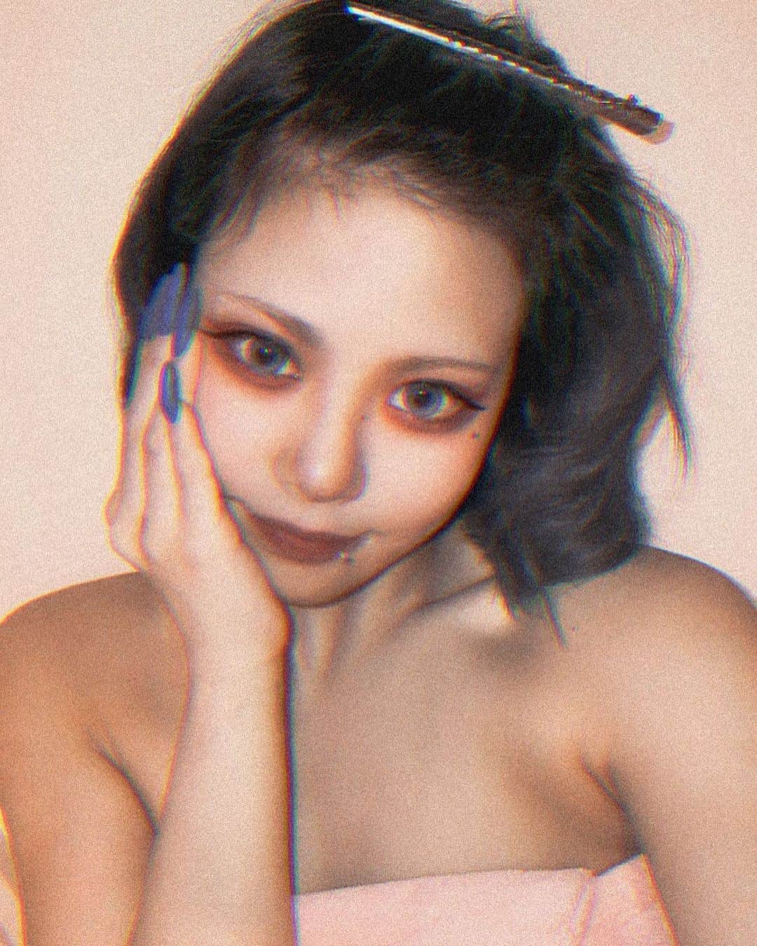 mamiのインスタグラム：「ちょい日焼け風☀️ 期間限定でお得なクーポン出てます！アイコンが私なのでいつも私からお知らせが来ます。笑 LINE@のご登録はこちらから🍒💛 line.me/R/ti/p/%40burl…  #バーレスク大阪　#burlesqueosaka」