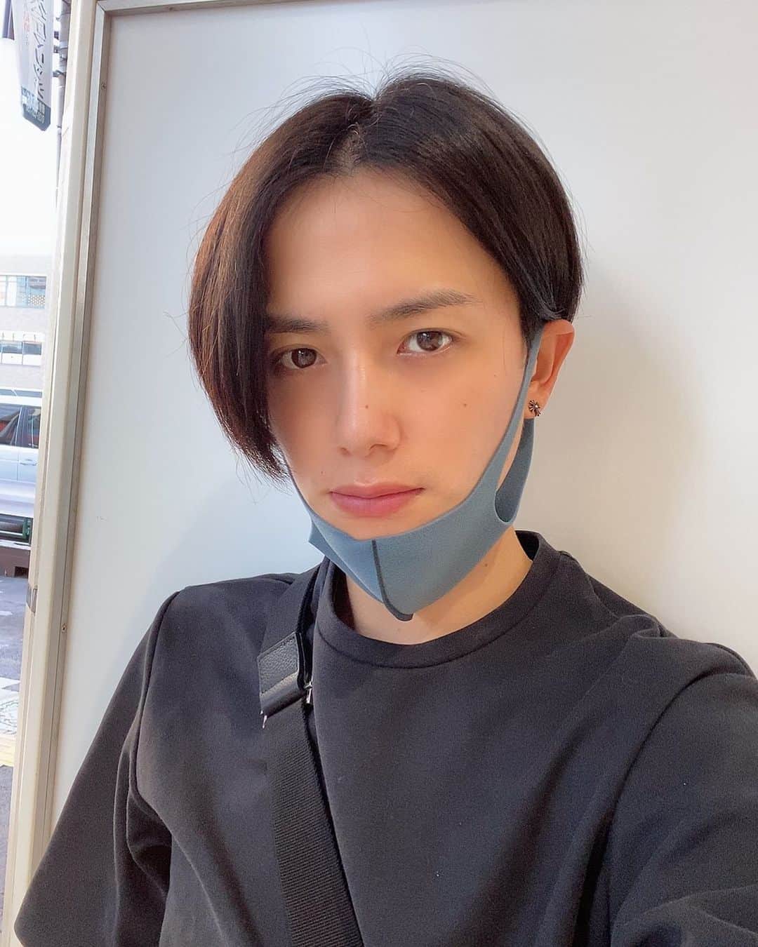 小野健斗のインスタグラム：「仕事なくなっちゃったからなぁ。 久々に金髪にしようか、バッサリ髪切ろうか、キープか悩みますね🤨」