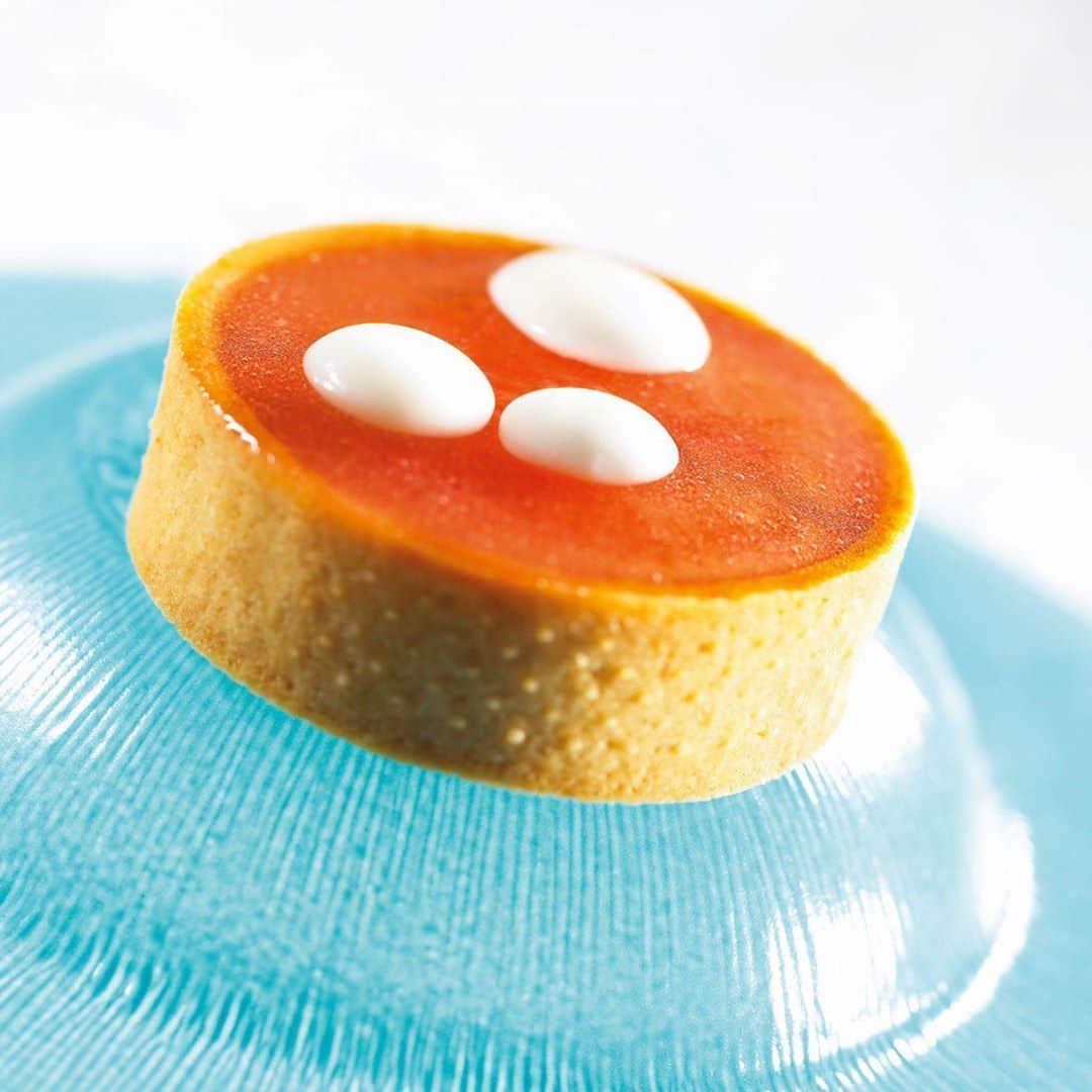ショコラ de イースター by Valrhonaのインスタグラム：「6月8日は世界海洋デー。 美しい海に浮かぶような爽やかなタルト。プラリネのクリームにヨーグルトとグレープフルーツのジュレを添えて。 . . #プラリネノワゼット #plalinenoisette  #ヴァローナ #ヴァローナジャポン #パティシエ #チョコレート #デザート #クーベルチュール #エコールヴァローナ東京 #ショコラ #ショコラティエ #ショコラトリー #valrhona #valrhonajapon #valrhonachocolat #platedessert #pastrycreation #chocolate #chocolatier #chocolat」