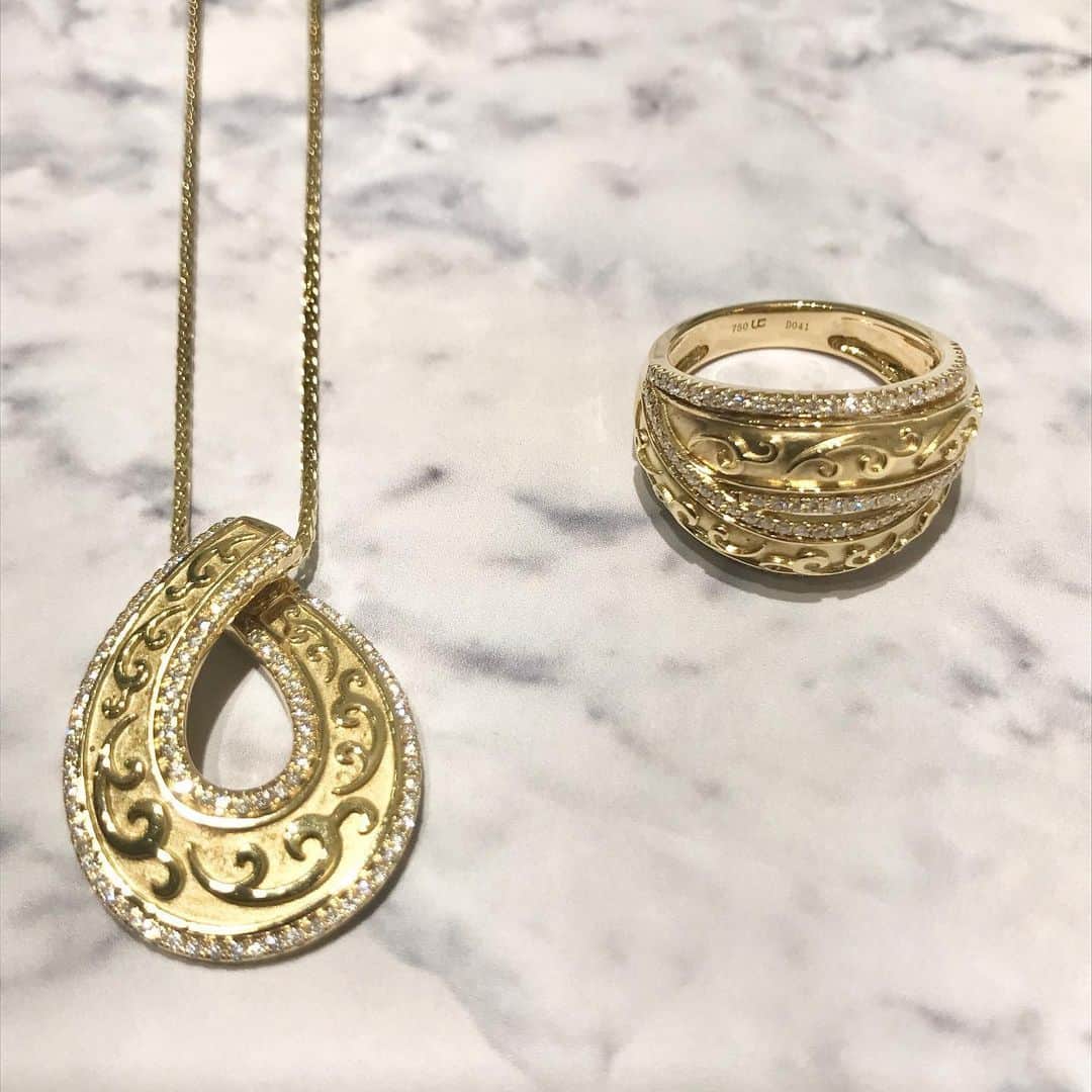 のインスタグラム：「【UGO CORREANI Collection 】-6/30tue 日常が緩やかに戻りつつあるこの頃、お出かけのお供に存在感のあるゴールドジュエリーをおすすめします。 重厚感のあるフォルムと、ダイヤモンドの優美な輝きが目を奪うリングとペンダントです。 #銀座  #ginza  #銀座シックス  #ginzasix  #メゾンドナディア #maisondenadia  #madeinjapan  #jewelry  #ジュエリー  #期間限定 #ネックレス  #リング #ダイヤ #イタリア #ローマ」