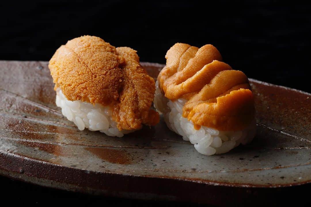 Palace Hotel Tokyo / パレスホテル東京さんのインスタグラム写真 - (Palace Hotel Tokyo / パレスホテル東京Instagram)「まるで芸術のような一皿。夏ならではの海の幸を楽しんで。 A refined sushi is like a piece of art. Taste the best of summer at Sushi Kanesaka.  #寿司 #お寿司 #鮨 #ホテルランチ #ホテルディナー #ホテルレストラン #和の心 #鮨かねさか #かねさか #丸の内 #パレスホテル東京 #sushi #hotellunch #hoteldinner #hotelrestaurant #sushirestaurant #HeartofJapan #Kanesaka #SushiKanesaka #Marunouchi #PalaceHotelTokyo」6月8日 17時26分 - palacehoteltokyo