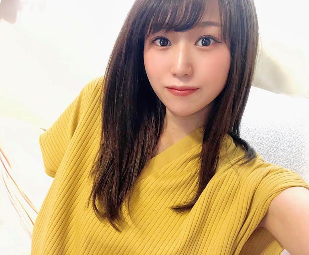 栗原里奈さんのインスタグラム写真 - (栗原里奈Instagram)「来週とある用事で。 ロングヘアの方が都合が良いこととなり。 急にギュンっと伸びましたよ💇‍♀️ とまあ、そんな風に操作できたらいいよね。 でも今はそんな技術があるんだよね、すごいよね！  期間限定ロングヘアです🥺 あとトーンは暗くした🥺  もったいないので1ヶ月は継続するつもり🥺  懐かしい自分に会った気分。  そんで🤳は好きな角度が決まっちゃいますね😇ww  #ロング派？ #ショート派？」6月8日 17時38分 - rina__kurihara