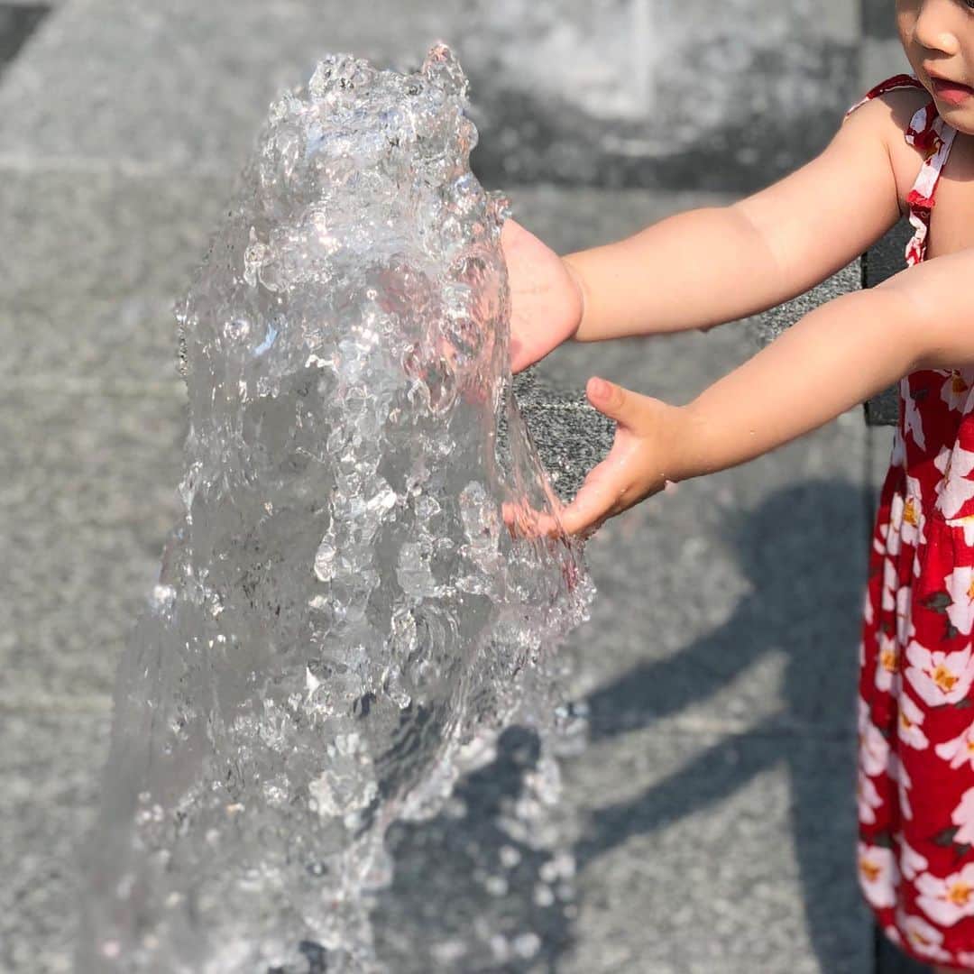 シン・ジスさんのインスタグラム写真 - (シン・ジスInstagram)「덥다 물 물 물 #바닥분수를찾아라  #엄마랑아기랑」6月8日 17時39分 - shinzzang___