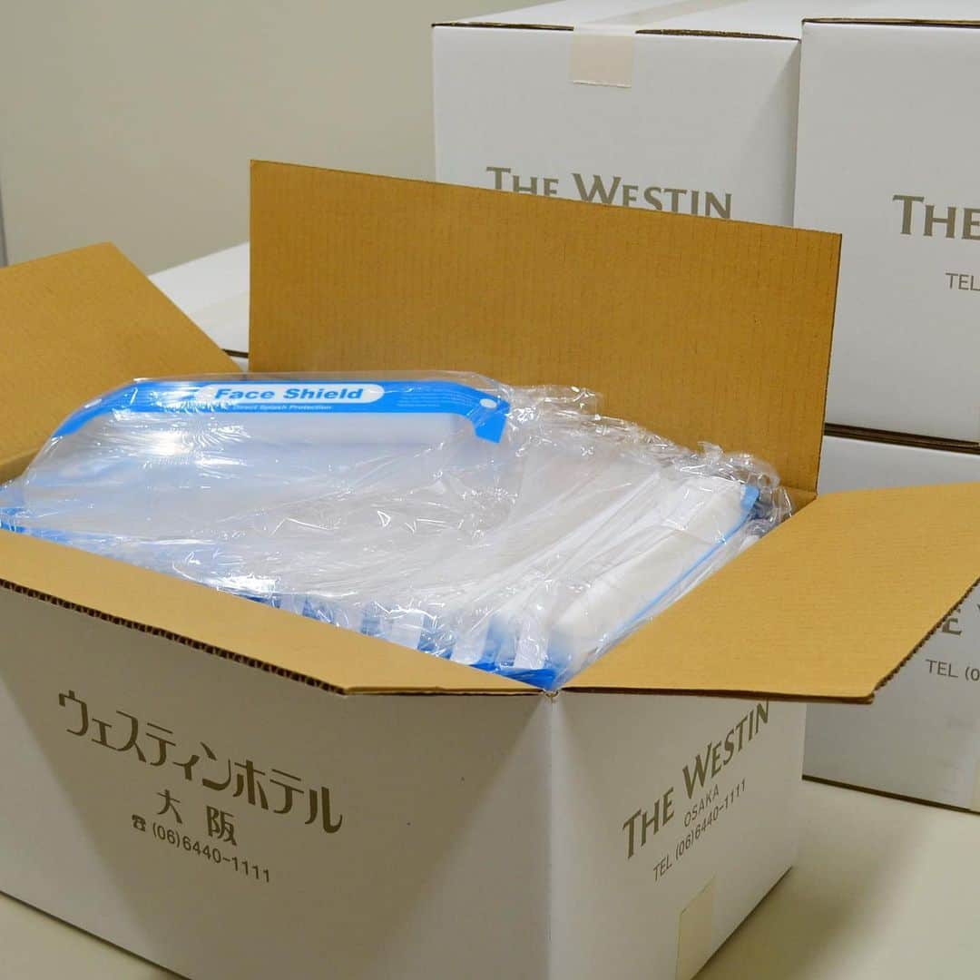 The Westin Osaka （ウェスティンホテル大阪）さんのインスタグラム写真 - (The Westin Osaka （ウェスティンホテル大阪）Instagram)「6 月 8 日に感染拡大を防ぐための医療用防護マスク「フェイスシールド」とレストラン「アマデウス」のテイクアウトメニュー＆スムージーを大阪市内の病院に寄付しました。 スムージーはオリジナルの特別レシピ「野菜ソムリエ」と「マクロビオティックセラピスト」の資格を持つシェフ苅田のこだわりの一品。少しでも日々の活力になりますようにとの願いを込て・・・。 医療従事者の方々、支えてくださっているご家族の方、本当にありがとうございます。一日も早く終息する日が来ることを心から願っています。 . . ————————————————— #amadeus #アマデウス #野菜ソムリエ #苅田貴久 #スムージー #テイクアウト #テイクアウトメニュー #takeout #大阪 #osaka ————————————————— ⠀ Tag @westinosaka to share your image with us. ⠀ ⠀⠀ #WestinOsaka #ウェスティンホテル大阪」6月8日 17時34分 - westinosaka