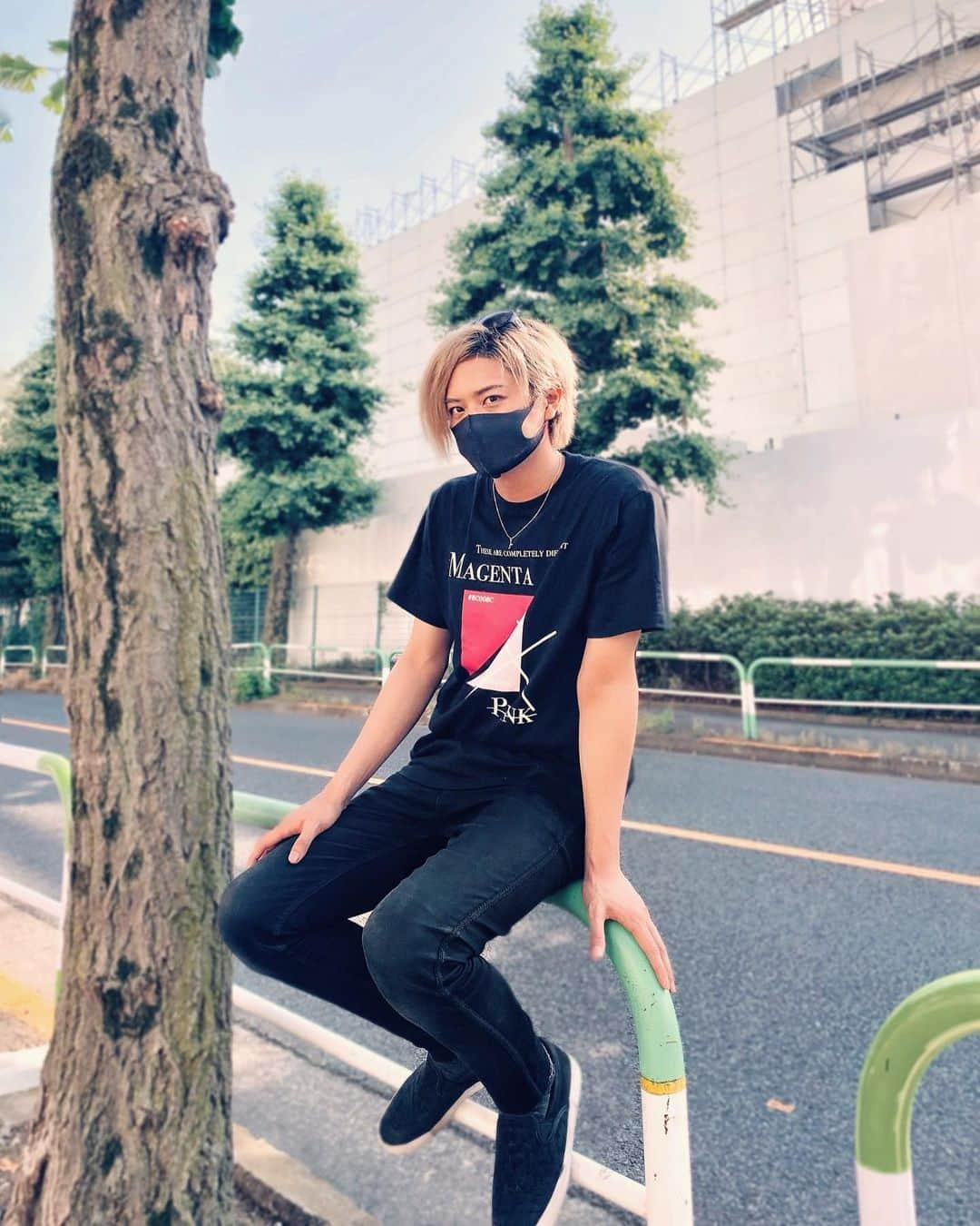 井上正大のインスタグラム：「マゼンタマスクと黒マゼンTで黒コーデ . #ootd #lookoftheday #mensfashion #blackoutfit #magenta #pr」