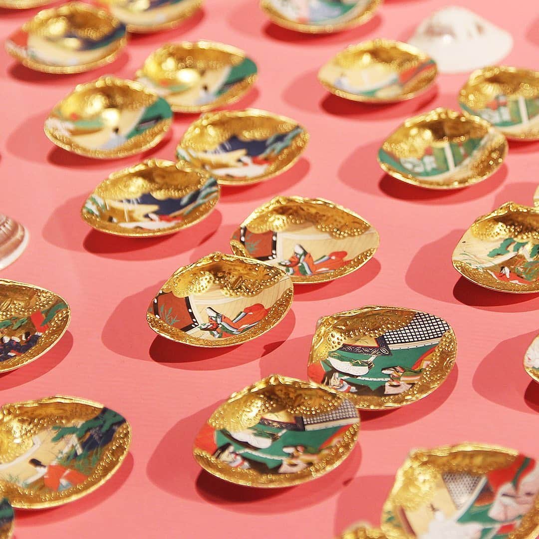 haconiwa / 箱庭のインスタグラム：「以前haconiwaでレポートした、虎屋 赤坂ギャラリーで開催中の企画展「王朝のおもちゃ－林美木子の有職彩色－」が、会期延長となり2020年6月1日（月）～8月20日（木）で楽しめることになりました！  かつて宮廷や御殿のなかで愛でられてきた道具や文様を研究し、有職彩色絵師として創作活動をされている、林美木子氏の作品が展示されている本展。 細やかで美しい作品に、思わずうっとりしてしまう内容となっています！  展覧会の様子はhaconiwa内で「虎屋」と検索してみてください。 お店の営業情報については、店舗のサイトをご確認くださいね。  #虎屋 #虎屋赤坂ギャラリー #王朝のおもちゃ展」