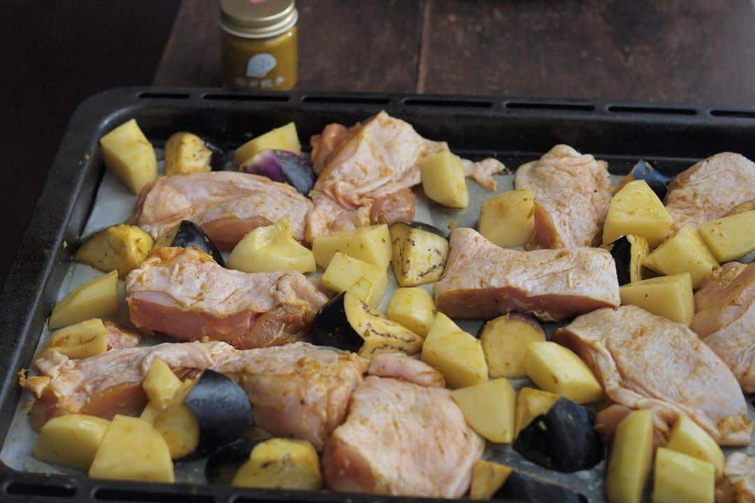 Rocoさんのインスタグラム写真 - (RocoInstagram)「06.08 鶏もも肉を大きめに切り　#味の要　@andagyoza お好み量を手でなじませて220度のオーブンで20分ほど焼いて。一緒にじゃがいもと茄子も焼くよ。あとは具沢山サラダ、冷奴、なめこの味噌汁、炊き立てごはん、漬物。お肉はレモンをギュッと絞っていただきます🍋  #rocoごはん  #晩ごはん#おうちごはん」6月8日 17時44分 - rororo_roco