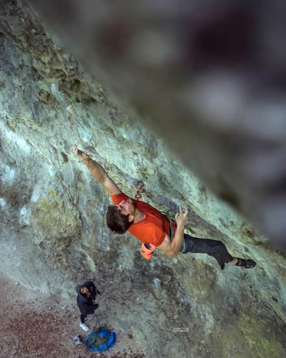 ヤン・ホイヤーのインスタグラム：「#Anzeige My #NEUWÄRTS journey brought me back to the Frankenjura where I spent most of last month rock climbing. With  the uncertainty of postponed or canceled competitions, it was time to shift my focus towards outdoor projects again 😎 @dkb.de . 📸 @jan_novak_photography」