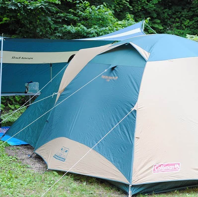 キャンプ情報サイト［ランタン］さんのインスタグラム写真 - (キャンプ情報サイト［ランタン］Instagram)「CAMP SMILE STYLE ／ スマホは置いて家族の コミュニケーションを大切に！ ＼ いろんなキャンパーのキャンプスタイルを現地取材と一般キャンパーからの投稿で数多く掲載してます。 . . 詳しくは @lantern.camp  webサイトをご覧ください . . #camp #camping #outdoor #travel #trip #lantern_smile #nature #キャンプ #キャンプ用品 #アウトドア #テント #自然 #旅行 #キャンプ初心者  #キャンプ好きな人と繋がりたい #雨飾高原キャンプ場 #小谷村 #長野県 #コールマン #モンベル #タフワイドドーム #ファミリーキャンプ #ファミキャン #タープ」6月8日 17時58分 - lantern.camp
