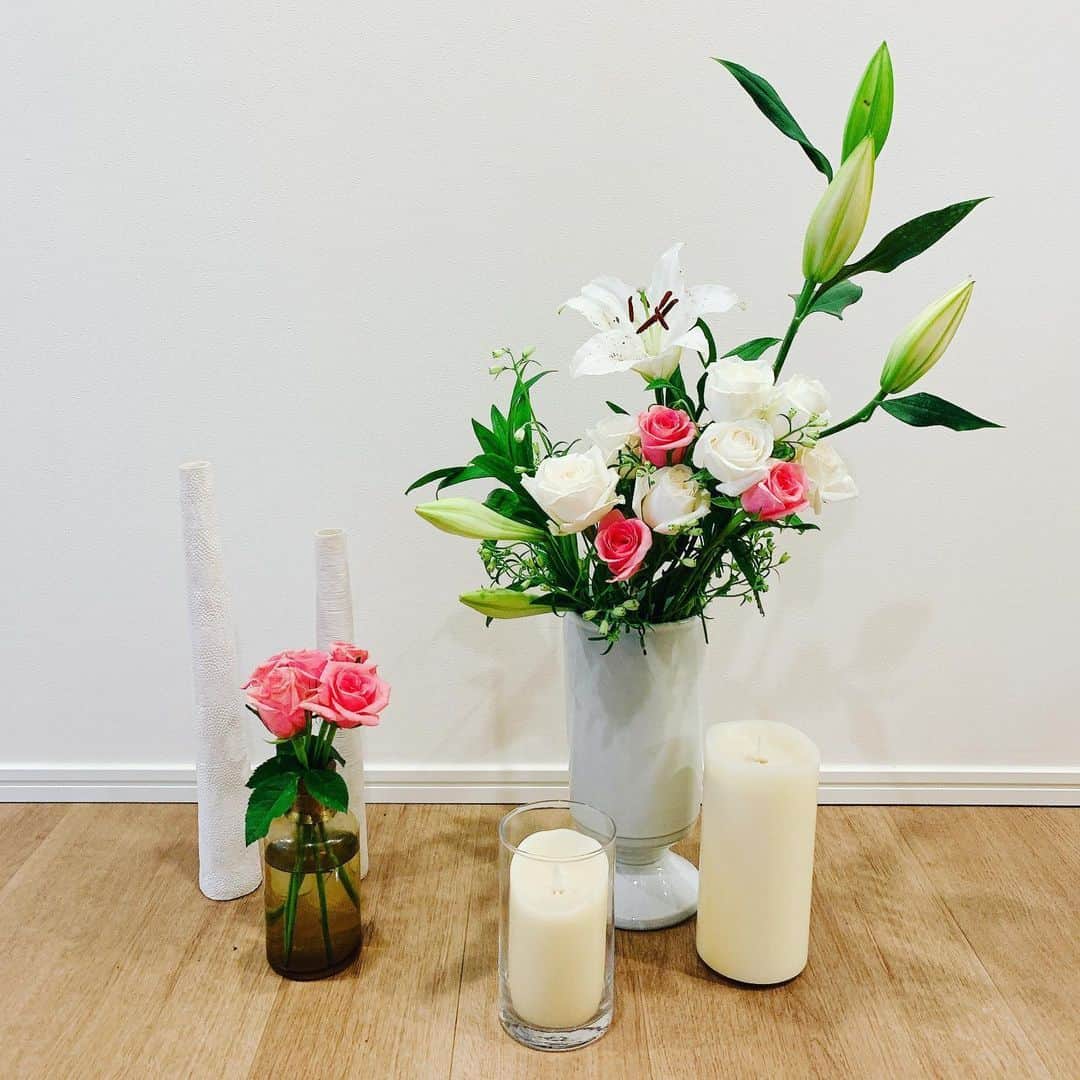 坂田陽子さんのインスタグラム写真 - (坂田陽子Instagram)「#いけばなチャレンジ ・ 1️⃣ かるちゃん、邪魔しないで ・ 2️⃣ やっと撮れた🤣 　@clay_plus さんのクラシックな雰囲気の花瓶に、白とピンクの薔薇と百合で華やかに😆 ・ 3️⃣ かるちゃんてば💦 ・ 4️⃣ もう、好きにして下さい🤣🤣 ・ ・ #おうちで花そう #暮らしに花を #homewithflowers  #dkfn #clayplus」6月8日 18時00分 - yokosakata