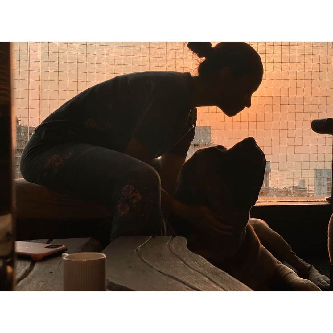 アリア・バットのインスタグラム：「they make everything better 🧡」