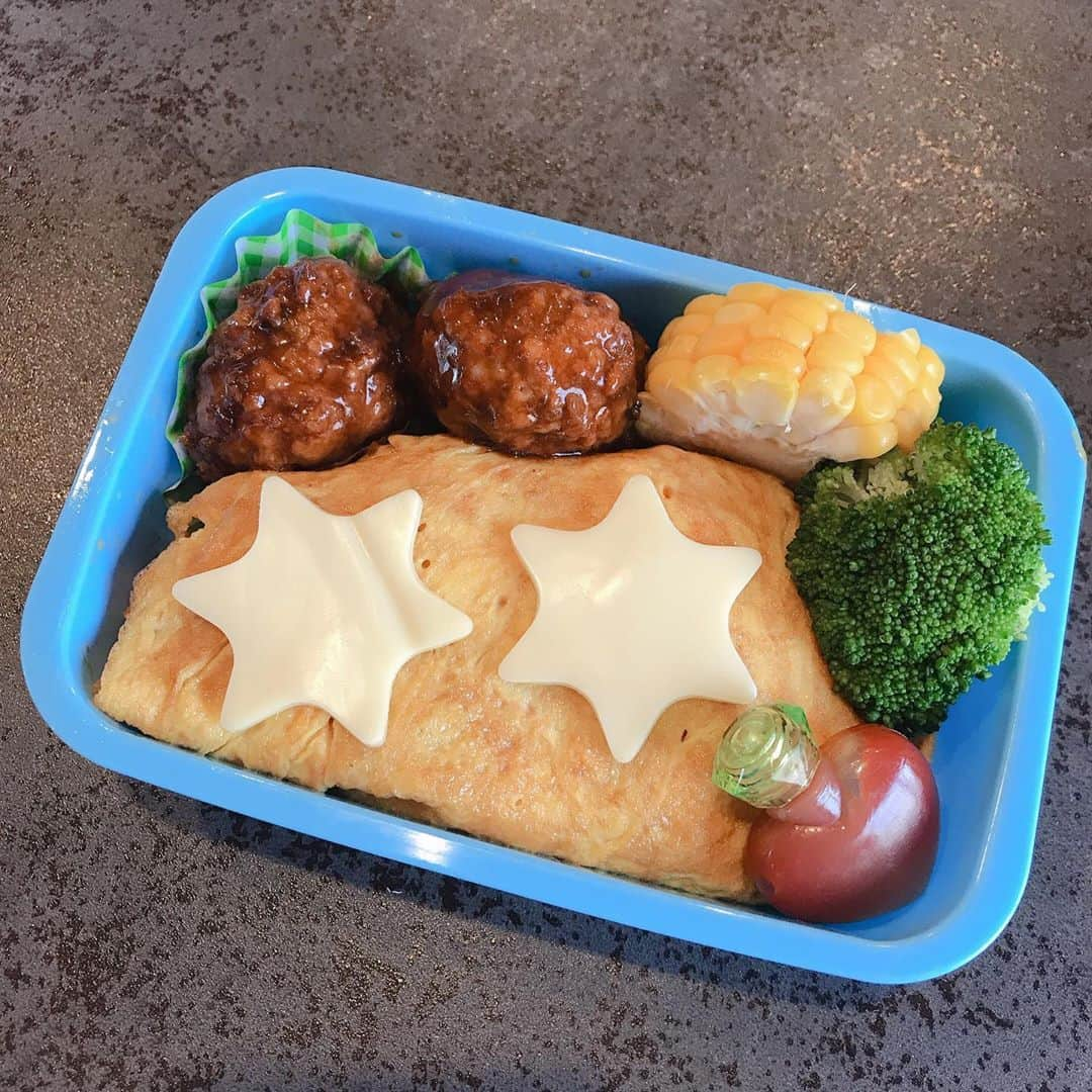 潮田玲子さんのインスタグラム写真 - (潮田玲子Instagram)「オムライスに牛ゴボウご飯。 今日はチキンナゲット弁当でした。 チキンナゲットは鶏ももミンチ100gにパン粉大匙4、牛乳大匙1、塩胡椒混ぜて形を整えたら、片栗粉にお塩少々入れたものをまぶして揚げ焼きにしただけ。簡単ですよー🥰☝️ 明日は何弁当にしようかなーって夕飯作りながら考えてまーす💦🙄 今週も頑張っていきましょう🙏  #幼稚園児 #お弁当記録 #オムライス #牛ゴボウ #チキンナゲット」6月8日 18時09分 - reikoshiota_official