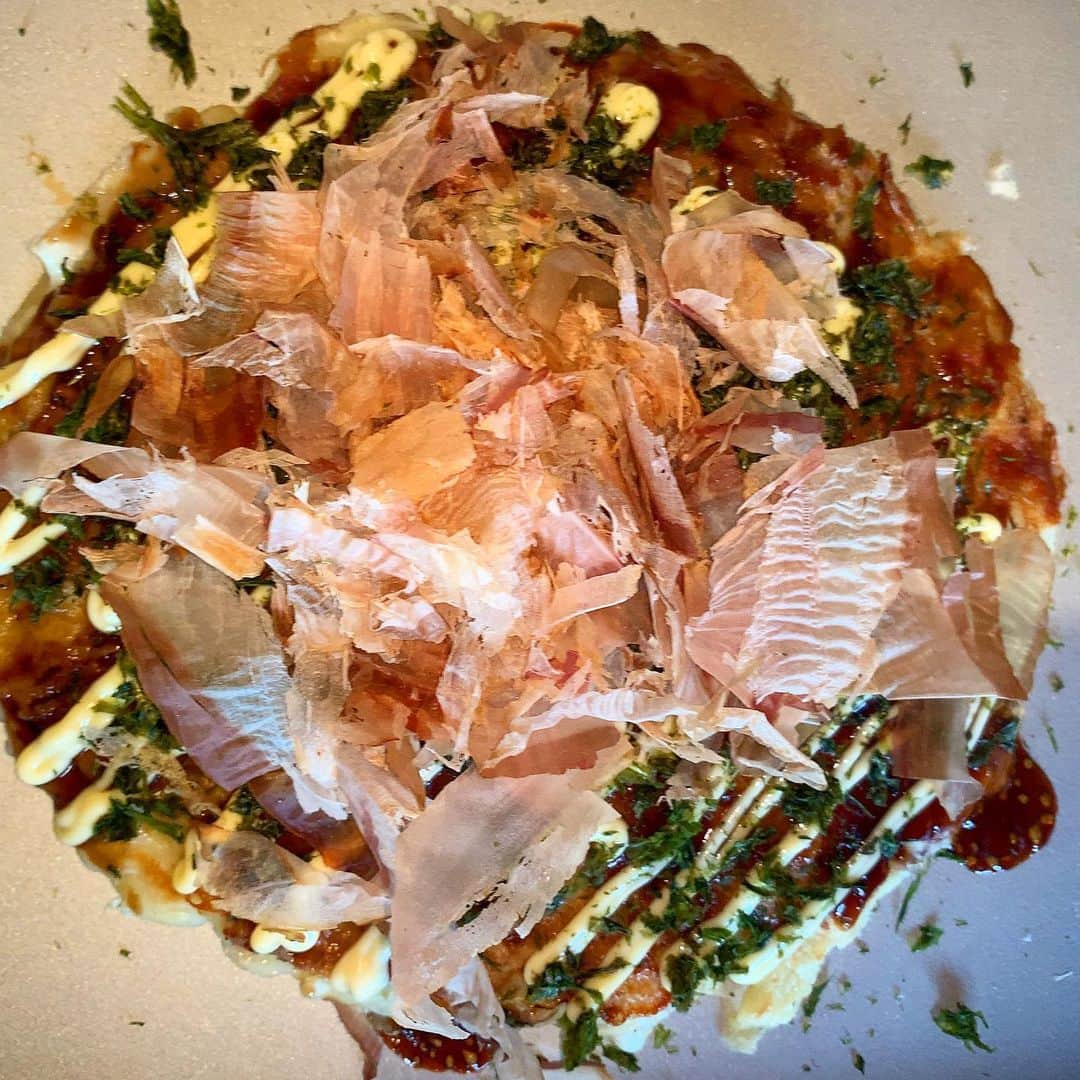 池内万作さんのインスタグラム写真 - (池内万作Instagram)「晩ごはんはお好み焼き。 関西人と暮らしているせいか、たまに無性に食べたくなるのです。 あー美味しかった。 満足満足♪ #イケウチ家の食卓 #みちょ食堂」6月8日 18時11分 - mandeshita