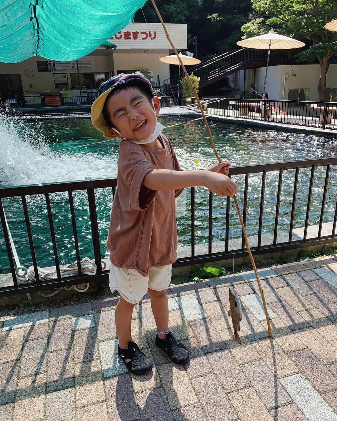 ジュジュのインスタグラム：「今年も来れたね🤍 . 最近釣りに興味津々な坊🐠 . 本格的な海釣りの前に　@arima_masuike で🤍 . とっても楽しそうやった♫ . 前に来た時は、私は🍙の妊娠初期で変なホルモンで、🐠釣り涙を流して、無理やった覚えがある。笑😂 . #famday #mgtfamday #🎣」