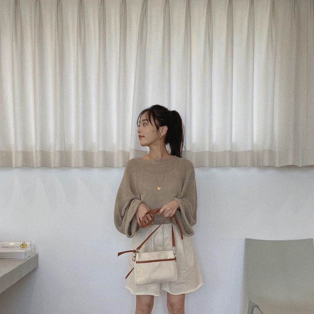 近藤千尋のインスタグラム：「沢山質問に頂いているこちらのショルダー明日発売です💕☺️ @ajuga.shop  で即完売になってしまうトートのショルダーバージョンで ショルダーの部分を外して トートに付けれる優れものです😘🎶 バッグの中に取り出せるお財布付きなのでとっても便利です❤️ ちょっと公園に行く時もおむつとお尻拭きを入れて出掛けたりも…😍笑 コンパクトに見えてポケットが6個もついてます。笑 どんなファッションにも合うので 最近持つ率が高いです😂✊ この前紹介した4way保冷バッグも 明日発売です🌞🌿 是非チェックお願いします💕 #育児グッズ #保冷バッグ #ママショルダー #ショルダーバッグ @amerivintage  @todayful_」