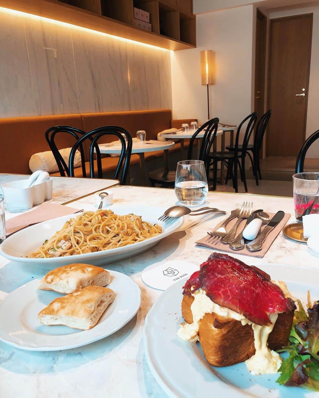 谷口紗耶香のインスタグラム：「@therose__official 🌹🍴 ・ 外観からテーブル、椅子、空間、 お料理までハイセンスで居るだけで自分がアップデートした気分になる🤍 そうゆうカフェを巡るのも癒しの一つだなぁ。」
