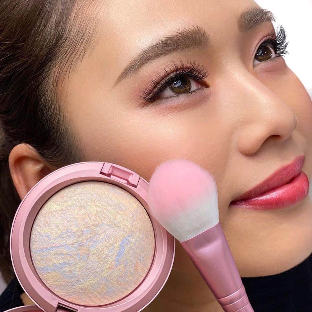 M∙A∙C Cosmetics Japanのインスタグラム：「【本日M･A･C公式ショップ 楽天市場店再入荷】 #MACペタルパワー コレクションが公式オンラインショップと公式ショップ 楽天市場店に再入荷中✨ ㅤ 立体感のある上品なツヤ肌に仕上げるには、定番人気のハイライト、ライトスカペードがおすすめ☝️限定のピンクパッケージはギフトにもぴったり💕 ㅤㅤ Regram from @mac_laforet  #MACPetalPower#MACCosmeticsJapan#MACCosmetics#MAC#MACコスメ#メイク好き#デパコス#新作コスメ#限定コスメ#春メイク#血色感#血色メイク#抜け感メイク#抜け感#コスメ記録#コスメマニア#艶肌メイク#マックコスメ#限定コスメ#ハイライト#夏メイク#ハイライト#透明感」