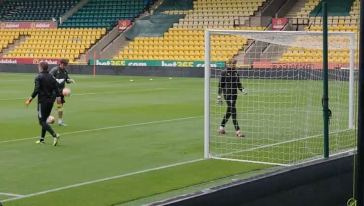 ティム・クルルのインスタグラム：「Counting down ⏰🔰.. @norwichcityfc #training」