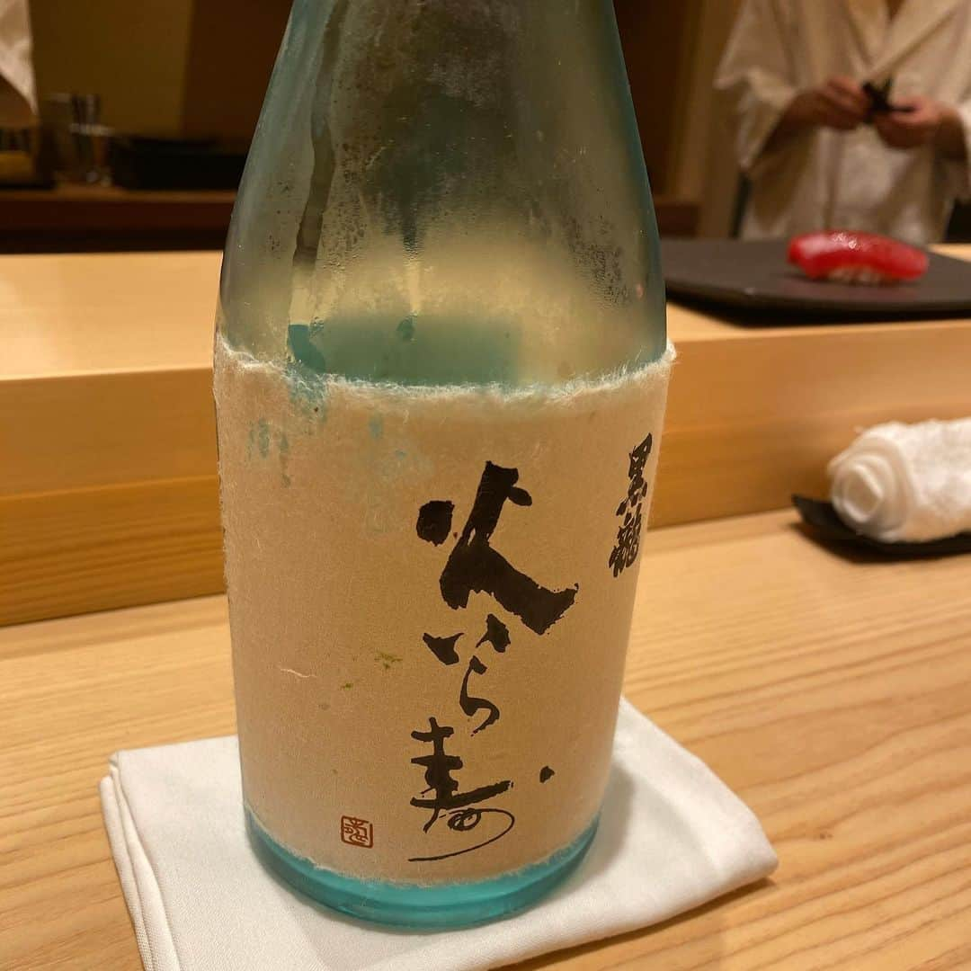 倉松里奈さんのインスタグラム写真 - (倉松里奈Instagram)「一昨日 鮨 龍次郎 さんで お昼食べたよ🍣💓🍺 . カウンターだったから 大将と終始ずーっとお話しできて いろんなお話聞けて楽しかった🥺💓 そして勉強になったー💕 . お寿司屋さんって なんか緊張するし、 背筋ピンとして 両手で飲み物持って 話もせずコソコソって イメージだけど（←勝手にね） ここはすごくいい意味で 落ち着ける空間だった💓💓 . 味も最高に美味しくて お勧めで出してくれた 日本酒が福井の日本酒で なんと書いてあるのが 読めないラベルだけど めちゃ美味しかった🥺💓💓💓 . お昼から美味しいご飯にお酒に お話に楽しかった☺️💓💓💓 何ヶ月ぶりかにこんなに 美味しいご飯を食べられた😭💓幸 . その後ワイン🍷も飲んで 幸せday🌺 . . ありがとう😊💕 . また絶対絶対絶対いく💓💓💓 . . #鮨 #鮨龍次郎 #表参道 #青山一丁目 #青山一丁目グルメ #おすし #寿司 #東東京グルメ #福井 #日本酒 #福井県 #どこだ？ #ワイン #お寿司ランチ #東京グルメ #tokyo #sushi #sushilovers #🍣#タイ古式マッサージ #セラピスト #マッサージ #リフレクソロジー #足裏」6月8日 18時20分 - rinapuu818