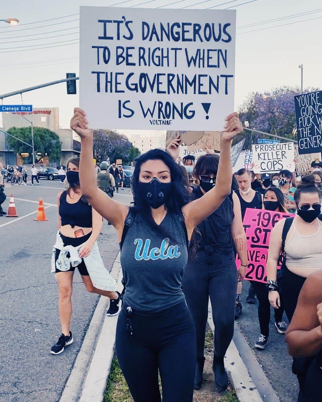 ゼリカ・シルバーのインスタグラム：「I was hesitant to attend a protest due to the pandemic, fear of my respiratory issues,  and because I have family in law enforcement. But I am not my family nor their choices. I am my own person, with my own views and I believe in justice & equality! I wanted to experience this moment for myself, to be with my fellow Angelenos bc I believe in justice & change! I marched for 7 miles yesterday & it was beautiful, people from different races, religions and backgrounds came together for a common cause. Don’t laugh at my “deep” quote. Lol. I’m a #Philosophy major and this one hit me hard at 5am that morning ☺️ ps. Although it sounds good to say that there is no such thing as a good cop, trust me, there are. If you say “all cops are bad” how is that different than attributing specific qualities to a race, ethnicity or religion? How is that different than stereotyping? We are smarter than that. Generalizations are ignorant. Yes, we need change in law enforcement from how they train their officers to holding them accountable for misconduct. I am the first to tell you that and i am joining the fight to make that happen. I believe we need to invest in education and in our communities more than in law enforcement. I invite you to think deeply, independently and to ask yourself, “How can I be contribute to making society better for all?” Let’s be solution oriented.  I am genuinely writing this with a loving and open heart. I love you all. I see you. If you’re hurting and want to talk, don’t hesitate and DM me.  #blacklivesmatter #unitedwestand #losangeles #blm #blmla #voltaire #tuluchaesmilucha」