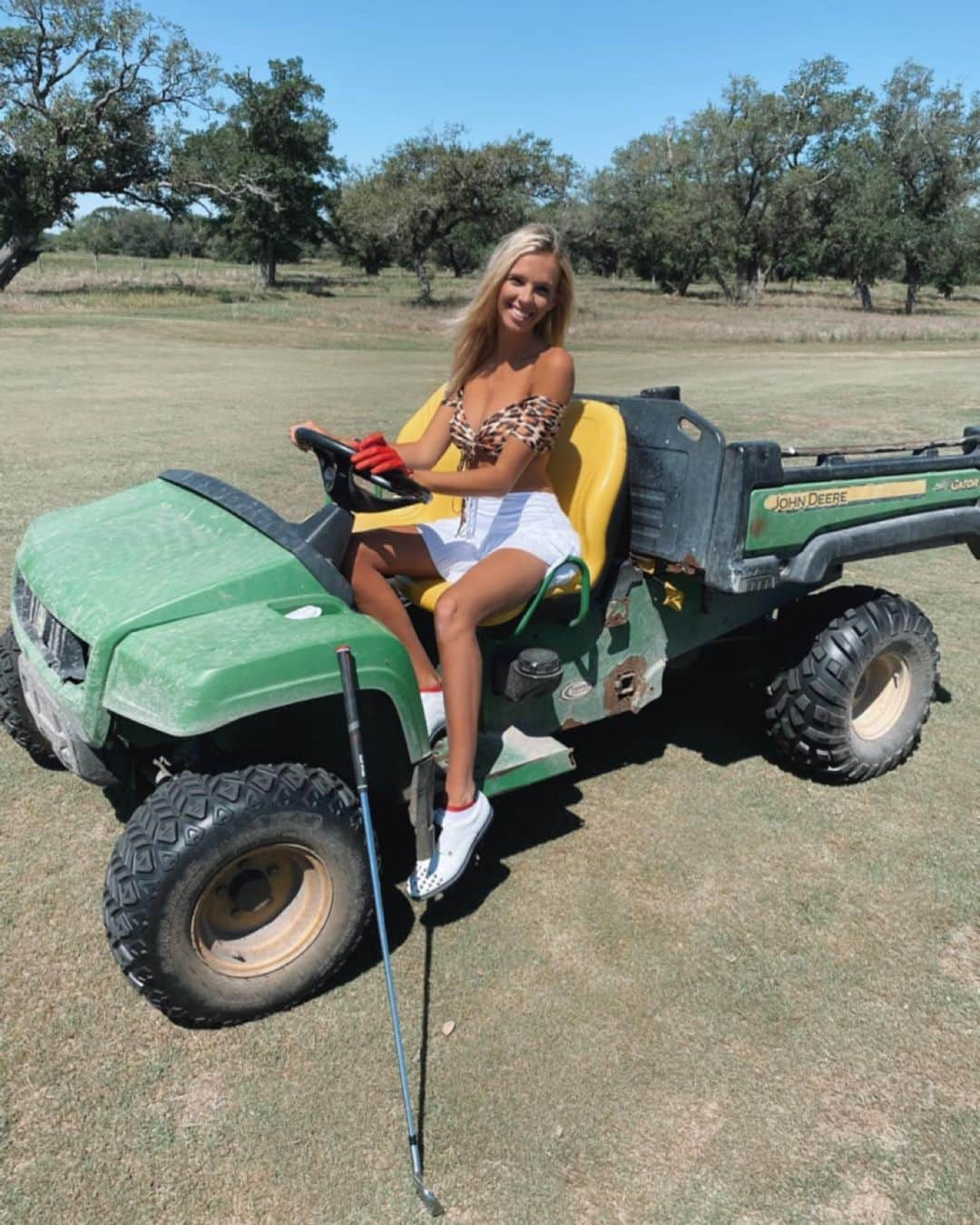 Elise Lobbさんのインスタグラム写真 - (Elise LobbInstagram)「Substitute gator for golf cart and golf clothes for bathing suits?!🤣🚜⛳️ #golf」6月9日 4時20分 - eliselobb