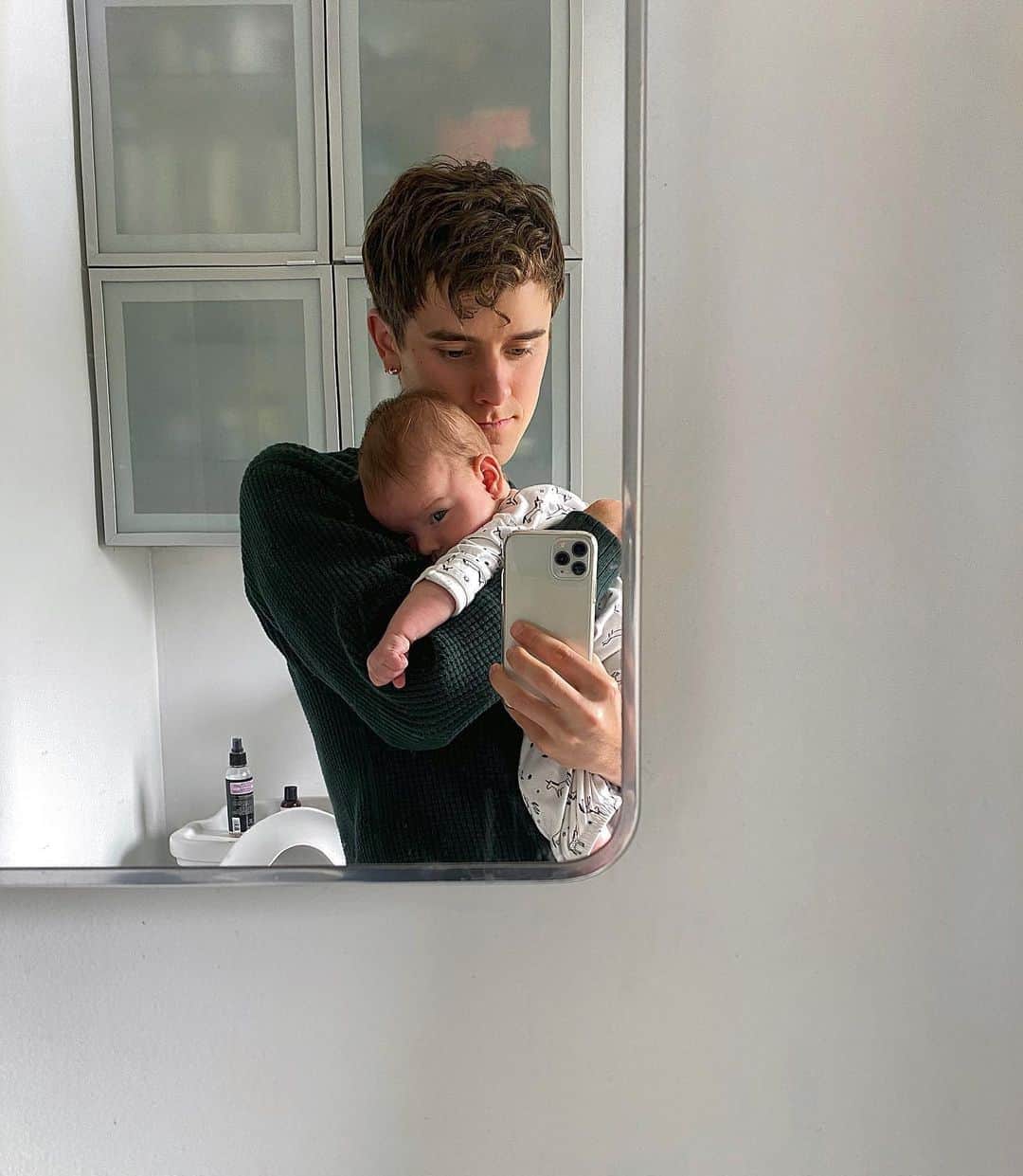 コナー・フランタのインスタグラム：「Played the role of ‘first time uncle’ to this angel girl over the past two weeks. Although this year has been nothing short of bizarre, right now I can’t help but feel lucky. I’ll be back for more cuddles and giggles soon!! Love you, Gabby ♥️ will fight 4u 5eva‬ ‪(ง •̀_•́)ง」