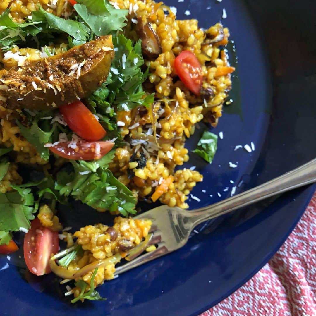 のインスタグラム：「Easy vegan curry paste😋( Recipe below) I made curry fried rice 🍛 with left over brown rice and some veggies. Summer is just around the corner ✨  Ingredients  1/2 cup coconut oil ( melted) 1/2 cup Sesame oil 5 cloves garlic ( take the sprout found of the center) 2 Tbsp curry powder ( mild) 2Tbsp cumin seed ( crushed) 2Tbsp Turmeric powder  2 Tbsp onion powder 1/4 tsp Japanese pepper powder 1 Tbsp Shoyu 1 Tbsp Agave syrup  1 tsp sea salt  Directions  Add all the ingredients in the food processor, mix until smooth.  Keep it in the clean glass!  I made curry fried rice with 2 cup of left over brown rice , sliced red onion( 1/2) , grated carrot ( 1/2) , 1Tbsp curry paste. Add little more Shoyu to taste If you want to.  Coconut flakes and coriander and tomato and home made lime pickle for topping.  Guten Appetit!  なんせ天気がいい😭やばい最高な季節がやってきたぞ！大人はワイングラス片手に公園に集い、子供遊ばせながらピザなどつまんでおる！ビール飲みながら若者が芝生に戯れておる！ よし、今日はカレーだ🍛  簡単なペーストでドライカレー。これさえあれば野菜ちょい炒めておかずに、ココナッツミルクとルーにしたり色々いける。公園帰りで十分夕飯に間に合う👍今日は残り酵素玄米でカレーピラフにした。こういう時短料理はどうしても日の長いドイツの夏を楽しむのに必要だ。そして時間のない大家族の台所にも…！😝 材料 ココナッツオイル　1/2カップ 胡麻油 　1/2カップ ニンニク　五粒(芯をとる) カレー粉　大さじ2 クミンシード　大さじ2(つぶす) ターメリックパウダー　大さじ2 オニオンパウダー　大さじ2 山椒粉　小さじ1/4 醤油　大さじ1 アガベシロップ　大さじ1 塩　　小さじ1  材料全てをフードプロセッサーで攪拌し、綺麗な瓶で常温保存。  今回はのこり酵素玄米茶碗二杯分くらいに、大さじ1のカレーペースト、赤玉ねぎ、にんじんを炒めてピラフに。醤油で味を整えて、ココナッツフレーク、パクチー、トマト自家製ライム漬けをトッピングに。 10分もしないでできた。やっぴー 我が子はもちろん、トッピングは不要。かわりに目玉焼きなど乗せとくと満足です😅  #vegan #plantbased #food #recipe #easyrecipes #summer #berlin #organic #hitomisküche #ビーガン #レシピ #簡単レシピ #夏 #時短レシピ #必須 #手作り料理 #オーガニック #ベルリン #日登美」