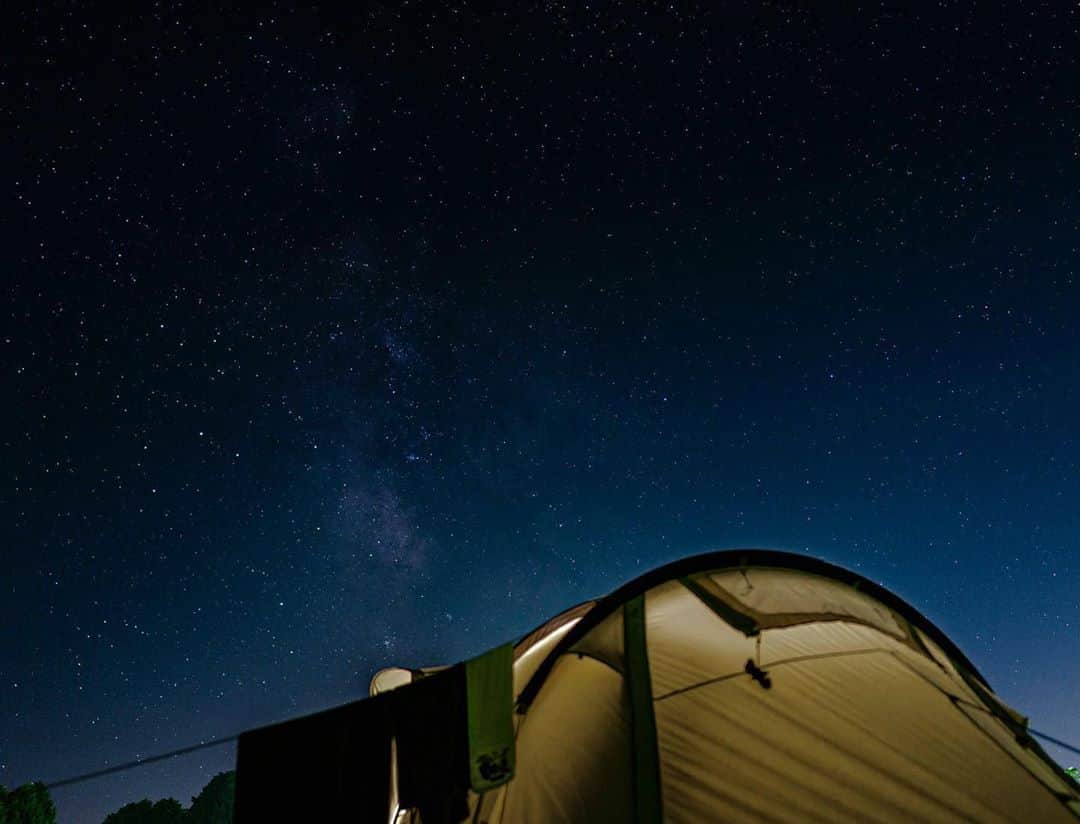 ビートないとーのインスタグラム：「本日19時に動画をアップします⤴️ 妻との初キャンプ⛺️ 妻の本気のキャンプ飯が半端なかったです😂👍✨ 是非、動画をご覧下さい✌️ キャンプ場で星のタイムラプスを撮りました✨」