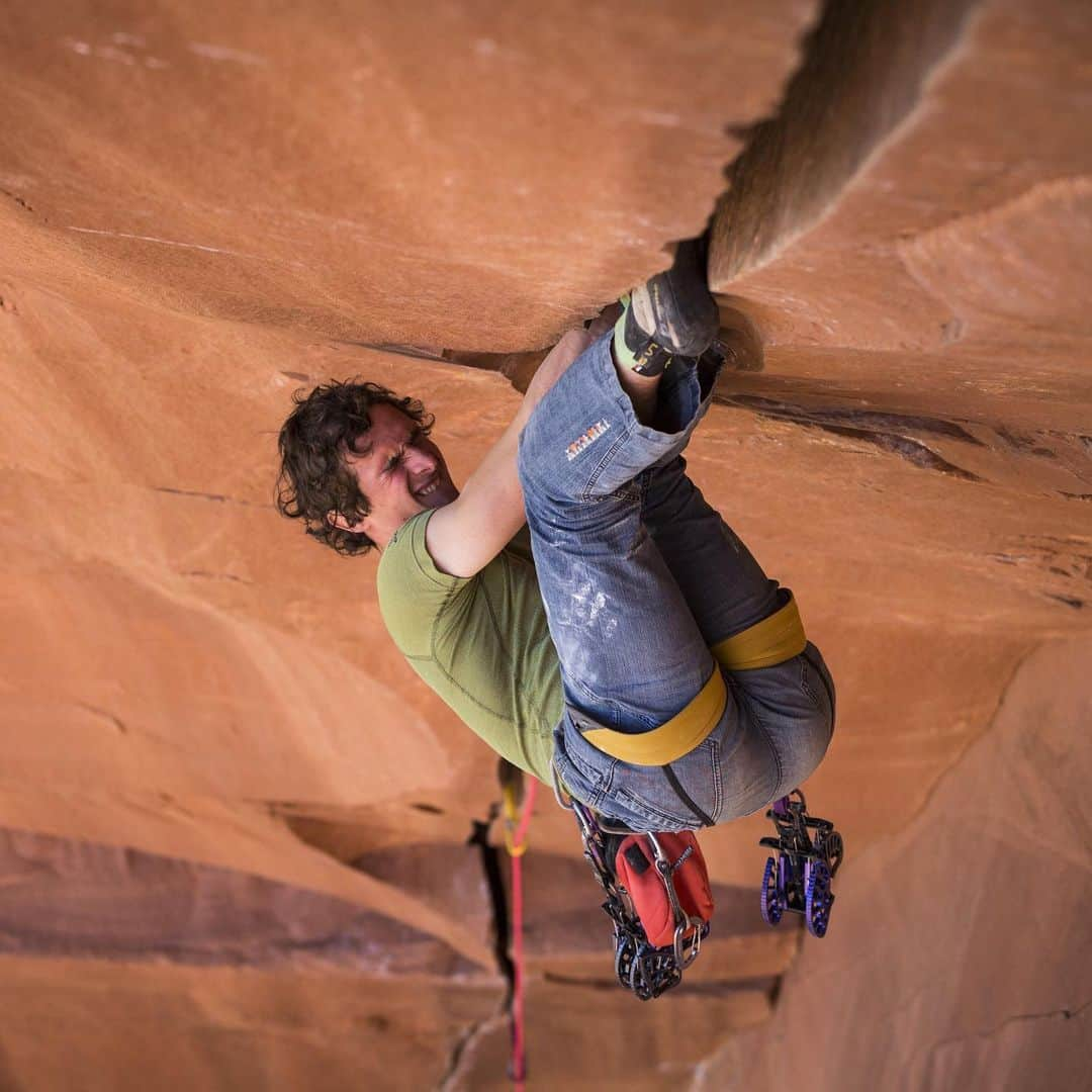 アダム・オンドラさんのインスタグラム写真 - (アダム・オンドラInstagram)「There are rare occasions in climbing that allow you to truly dig deep into your energy levels, producing such a fatigue that you almost want to vomit. Once the moves get intense, you usually fall off before it would happen. Off-width climbing, no matter how disgusting it can be, is beautiful as it really lets you climb until you just can't move... Next episode is more or less uncut ascent of Belly Full of Bad Berries, including the commentary. Worth checking out the epic fight.  Link to new episode in bio.  Pic by @bernardo_gimenez  @blackdiamond @montura_official @lasportivagram @gardatrentino @mazagrande」6月9日 4時45分 - adam.ondra