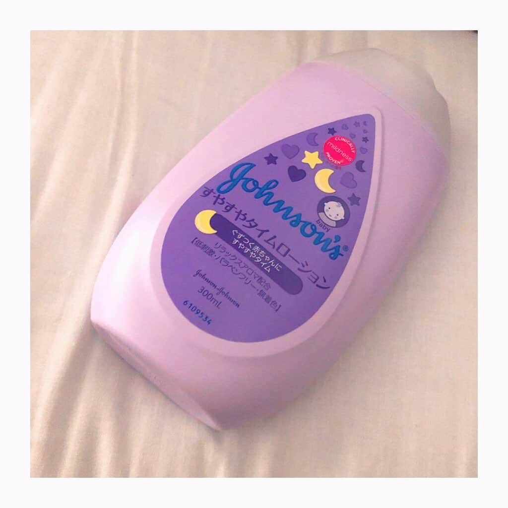 高井つき奈のインスタグラム：「#すやすやタイムローション ﻿ 久しぶりに最高の品に出会ってしまった🚼﻿ すこし前から使っているボディクリームです﻿ これひとつで肌がサラサラのふわふわになる。﻿ ベタベタするタイプのボディケア用品が苦手なひとは好きだと思います。﻿ ﻿ 何より危ないものが入っていない？大丈夫？と思うくらい程よく甘くていい匂いがする。﻿ パッケージに「ぐずつく赤ちゃんにすやすやタイム」と書いてありますが、そりゃこんないい匂いが自分からしたら赤ちゃんは即すやすやタイムだと思う。現に私も毎晩これで安らかすやすやタイムを送っています。﻿ 単純に私がぐずつく赤ちゃんだからかもしれないですが、一生嗅いでいたいくらい良い匂い。﻿ ﻿ これを切らしたらぐずついてもう何も出来なくなりますが、本当にオススメです。﻿ Amazonの在庫が枯れたらわたしの生命線が絶たれるので、程々に使ってみてください。本当に良い。」