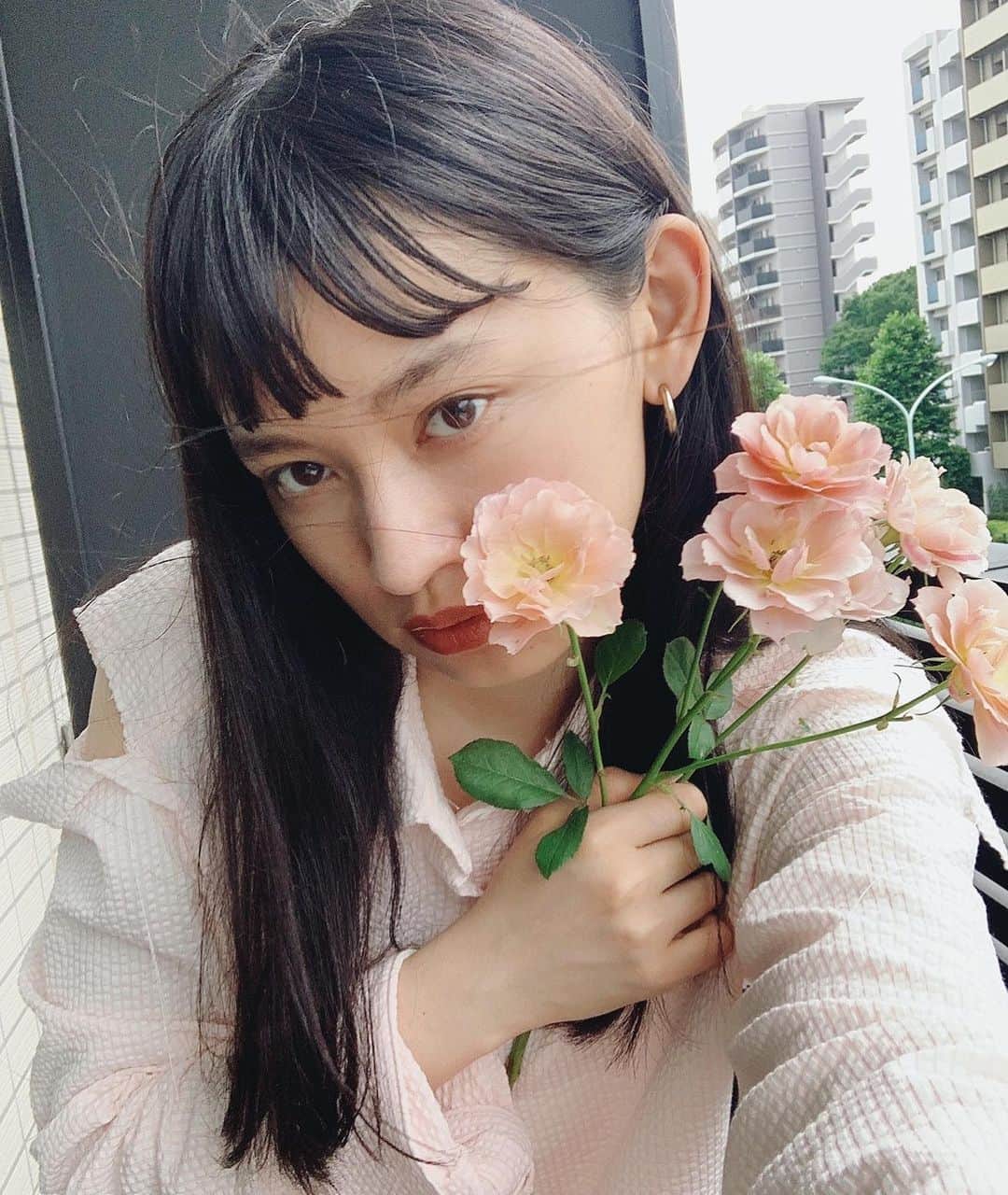 shihori.kathleenのインスタグラム：「🌬🌹💄」