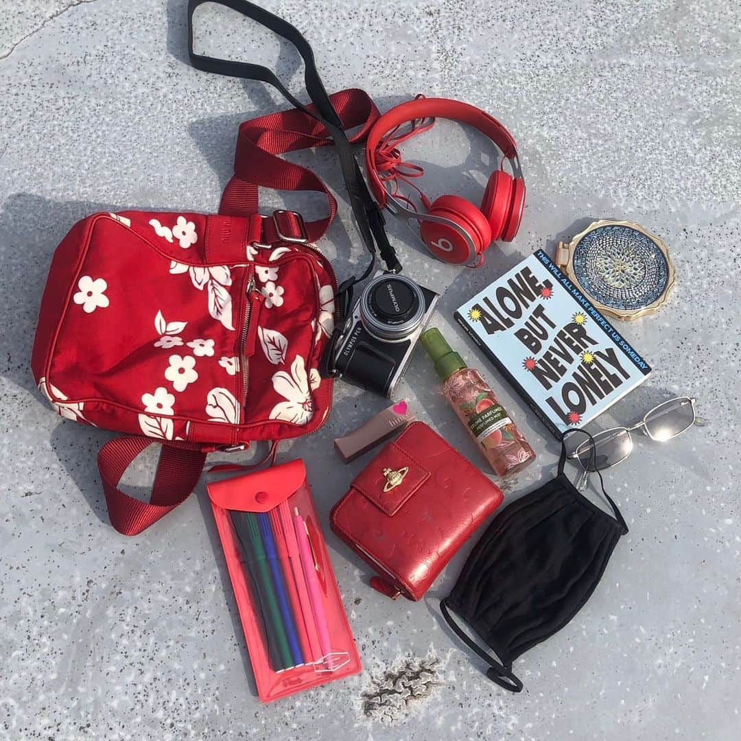 ELLE girl JAPANさんのインスタグラム写真 - (ELLE girl JAPANInstagram)「What's in my bag？👜﻿ ﻿ お財布やコスメから意外なものまで？！🧳おしゃれガールカバンの中身を拝見💘﻿ ﻿ 💁🏻‍♀️インターン Haruka﻿ ﻿ お母さんから譲り受けた「 #ミュウミュウ 」のミニバックを愛用中👒ハイビスカスのプリントが夏らしくてお気に入り🌺♡﻿ 写真を撮るのが好きなので、ミラーレス一眼はいつもバッグに入れています📸他には韓国のステーショナリーブランド「 #デンス 」のミニノート、「 #ヒンス 」のリップ、フランス発の「 #イヴロシェ 」のボディーミストをイン！🧜🏻‍♀️手作りのマスクを入れれば夏のおでかけは完ぺきです😌💫﻿ ﻿ ﻿ 🦄 @ellegirl_jp ではみんなの素敵な投稿をご紹介♡﻿ 「バッグの中身」「夏コーデ 」「ヘアアレンジ」「夏コスメ」の写真を募集中🤳﻿ 【 #ellegirluni 】のタグを付けて投稿してね📲﻿ ﻿ ﻿ #ellegirl #ellegirlfashion #鞄の中身 #カバンの中身 #かばんの中身 #バッグの中身 #bagの中身 #愛用バッグ #whatsinmybag #ミニバッグ  #ショルダーバッグ #miumiu #miumiubag #ミュウミュウバッグ #ヴィヴィアンウエストウッド #ヴィヴィアン財布 #viviennewestwoodwallet #韓国ブランド #hinceリップ #hince #thence #韓国雑貨 #韓国コスメ #韓国コスメ大好き #yvesrocher」6月8日 20時12分 - ellegirl_jp