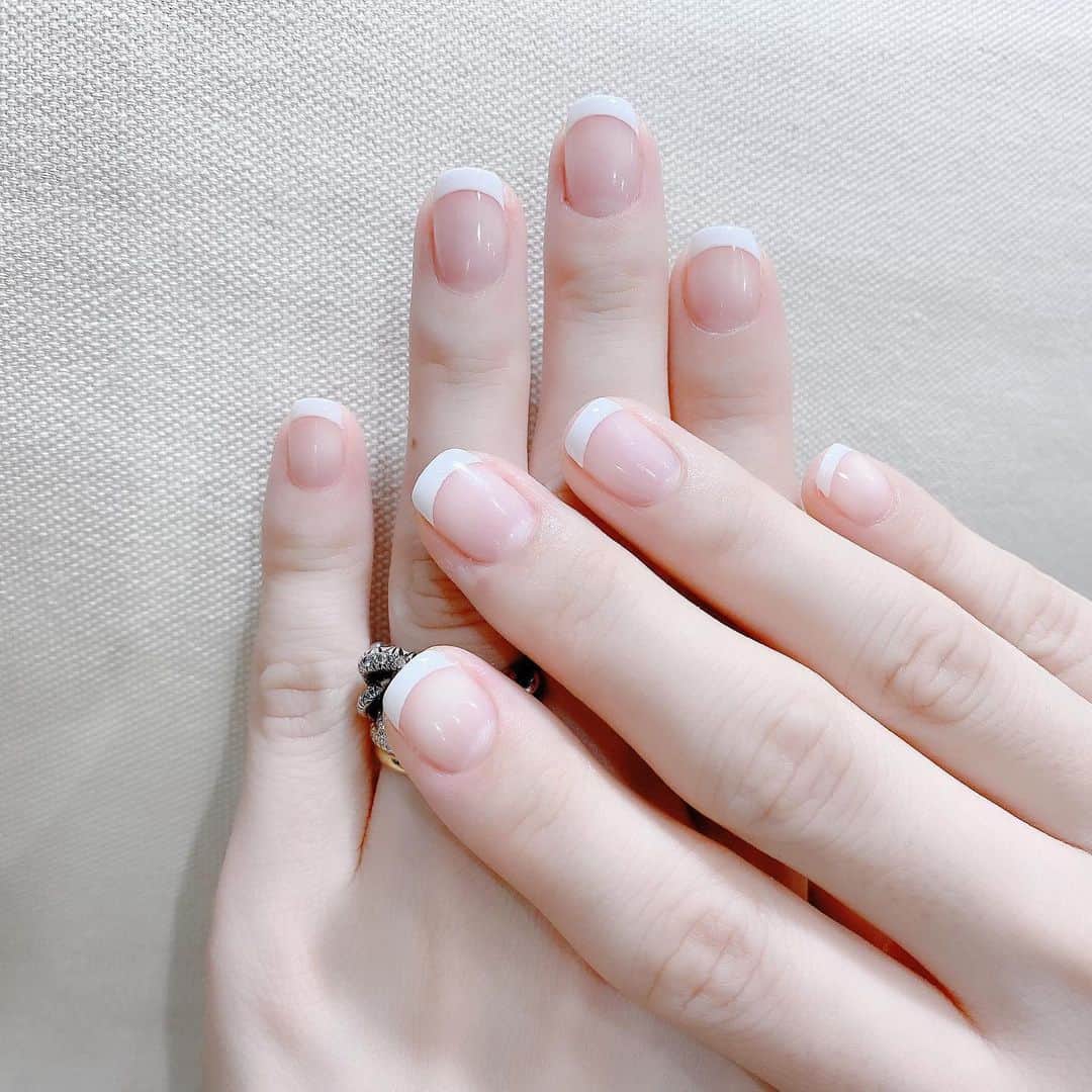なかやまちえこのインスタグラム：「simpleなフレンチネイル✨⠀ ⠀ フレンチのホワイトはBetty gel コスメカラー Ｃ1001 ゆり を使用しました。⠀ 施術は @aby_sharenail です。⠀ ⠀ #nail #nails #nailart #ネイル #美甲 #ネイルアート  #japanesenailart #manucure #japanesenails #manicurist #gelnails #أظافر #네일아트 #미용 #vẽmóng #ngườiđẹp  #เพ้นท์เล็บ #искусствоногтя #artedeuñas #เพ้นท์เล็บเจล #ジェルネイルデザイン #ネイルデザイン #senikuku #nagelkunst #フレンチネイル #frenchnails @bettygel_official」