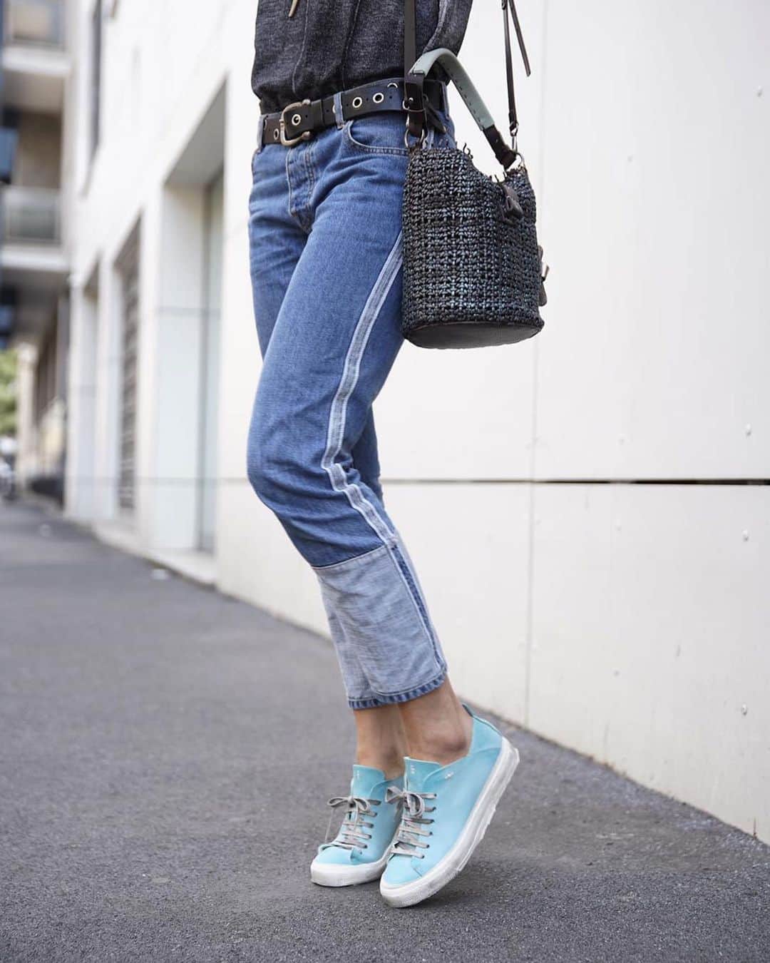 エンリーベグリンのインスタグラム：「Casual and clean turquoise total look ☁️. #HenryBeguelin Sneaker Sbiancato Sky and Secchiello M Intreccio Maltinto Turquoise bag. #HBSS20」