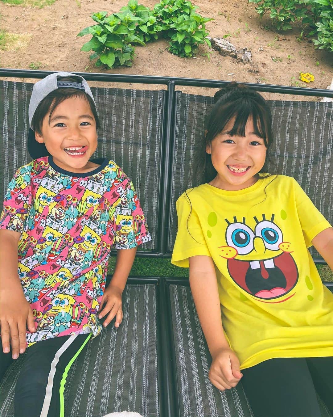 かなのインスタグラム：「． 大好きな実家のブランコ🎠💕 ． 小学校はまだ分散登校で、りきとの幼稚園🚌を見送ったあんなが一言👀 「いつもはうるさいから早く幼稚園行けばいいのにって思うのに、りきとがいないと静かで寂しくなるのなんでだろう〜🤔」って😂 ． 「母親かっ！」って突っ込んだけど😂💕 まさにそれはお母さんたちの気持ちと同じだね🥰♡ 人間って無いものねだりなんだよね😂♡ 2人がこうしてべったりと遊んでくれるのはいつまでなんだろう😌って考えると寂しくなったり😂 ． ． #きょうだい#仲良し#娘#息子#女の子#男の子」