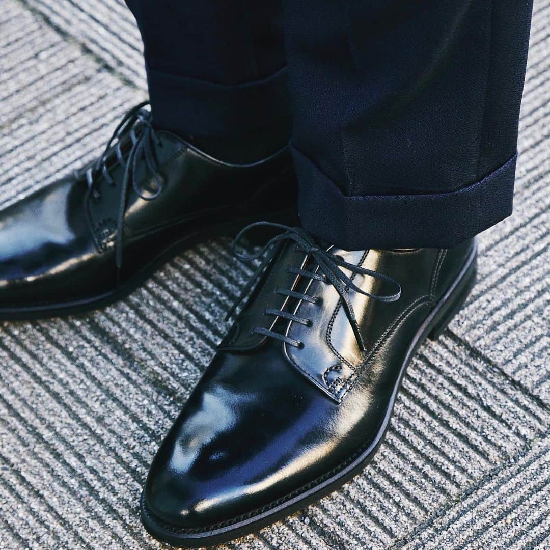 ユニオンインペリアルのインスタグラム：「. UNIONIMPERIAL -MITSUKOSHI ISETAN model- art. U1961  derby plain  material: Italian leather Handsewn welted construction  Last: S76-1 3E 後方屈曲木型　足なりの新設計  #unionimperial  #ユニオンインペリアル  #isetanmens  #isetan  #isetanshinjuku  #伊勢丹新宿店  @isetanmens  @isetanmens_shoes  #unionroyal  #ユニオンロイヤル #handsewnwelted  #ハンドソーンウェルテッド  #ミレニアルラスト  #ミレニアルラストは後方屈曲木型の進化系  #後方屈曲木型  #後方屈曲木型は足なりに肉付きが中央から内側に寄って踵も内側に屈曲しています  #shoegazing  #shoegazingblog  #classicshoes  #革靴  #革靴倶楽部  #革靴好きと繋がりたい  #断然革靴派 #足元倶楽部」