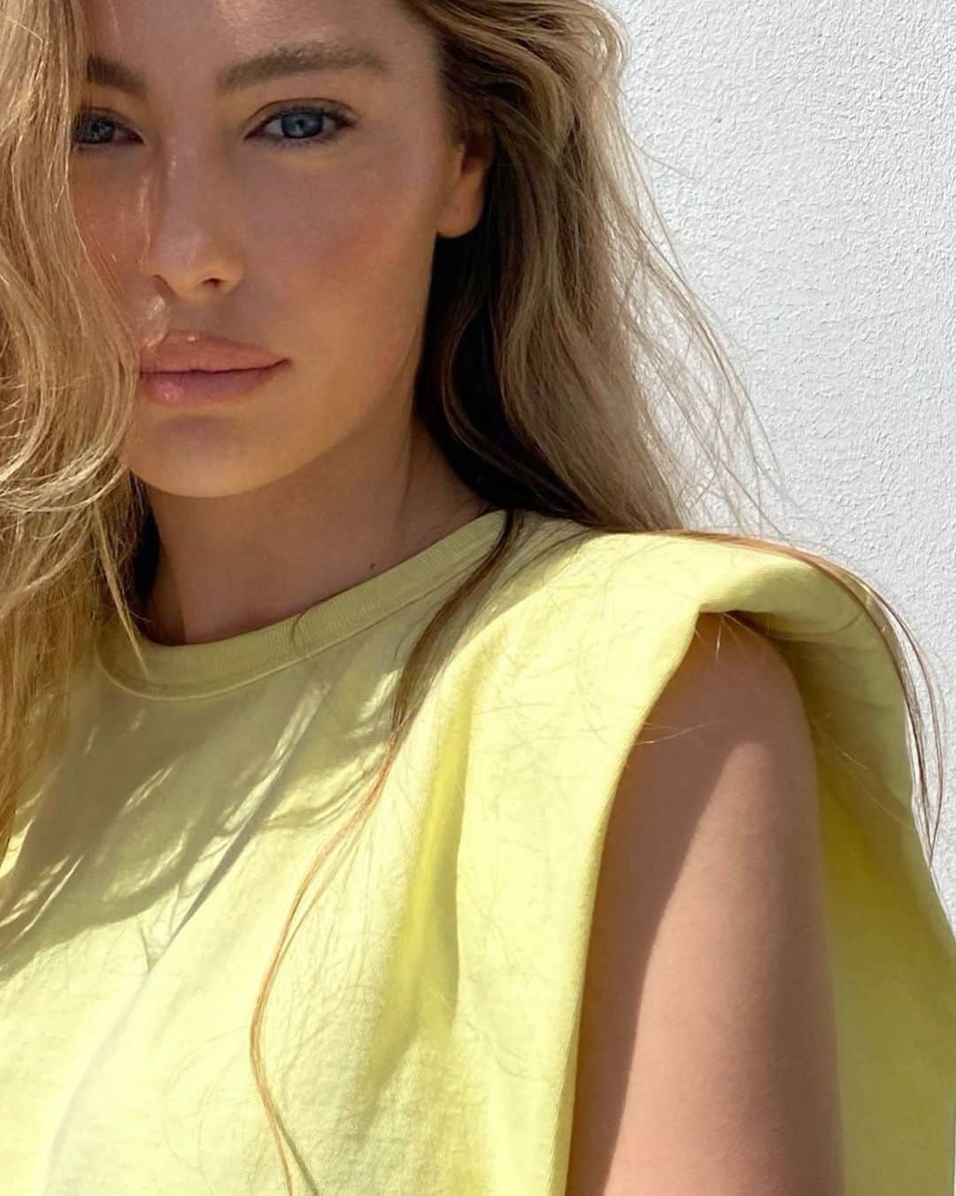 Mathilde Goehlerのインスタグラム：「Reklame / charity.. I love this initiative 💛 Anyone can participate, by posting anything yellow, and by doing that and tagging #Letthesunchainin they are donating 1$ to Red Cross 💛 @thefrankieshop x @camillecharriere.」