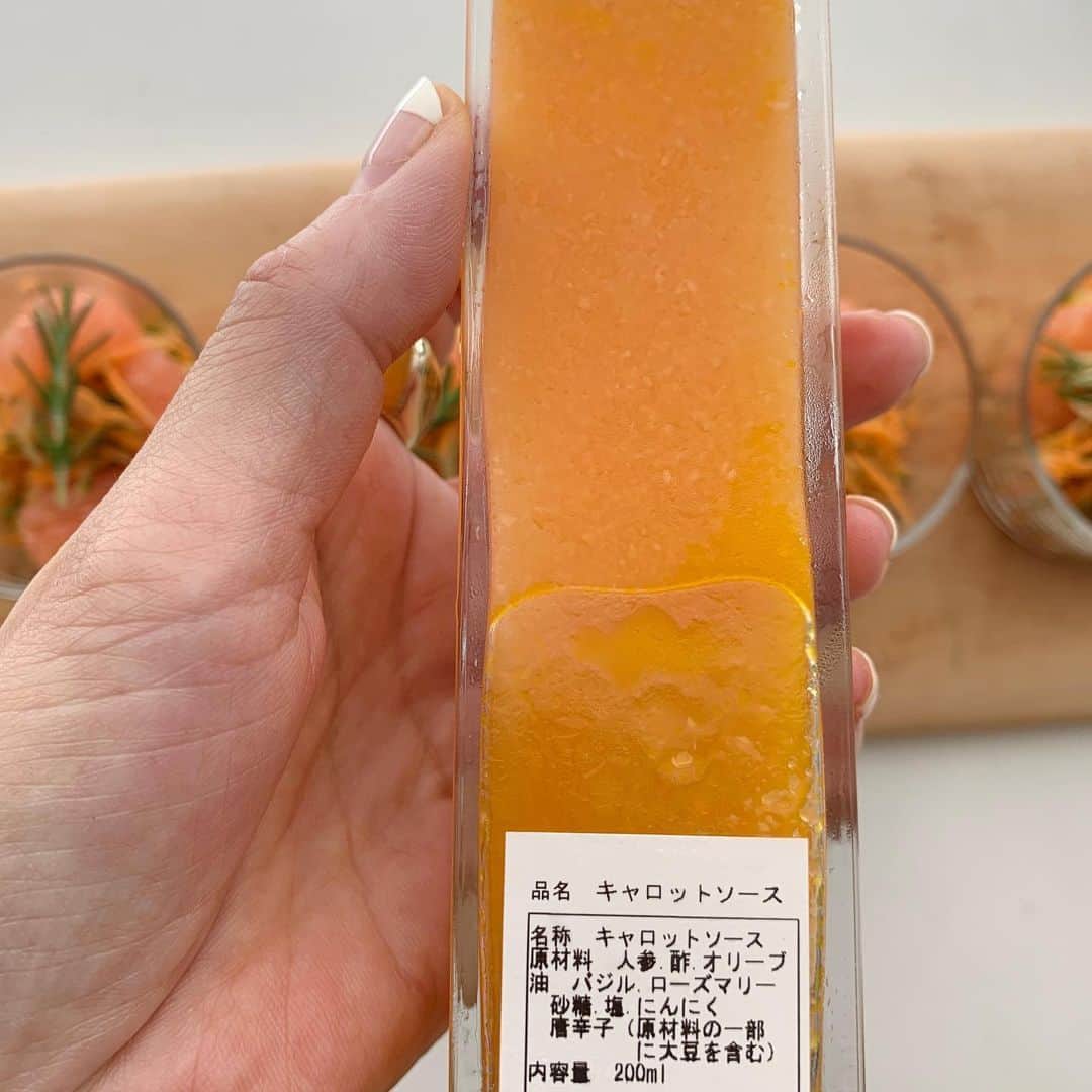 chieko6さんのインスタグラム写真 - (chieko6Instagram)「鎌倉の名店　@koyamasuage の美しく、美味しいドレッシング。 こちらは🥕 ローズマリーやバジル、ニンニクも使った、 さっぱりなのに味わい深いドレッシング。 サラダがご馳走になる。 ニンジンとキュウリを軽く塩して グレープフルーツと合わせました。 仕上げにニンジンドレッシングで レストランの味になっちゃう贅沢:-) 我が家の定番です。 余計なものを使っていない、 素材のおいしさをちゃんと感じられる、 丁寧な手仕事です。 いつも美味しいをありがとうございます。  @koyamasuage さんのホームページから 美味しいお取り寄せ通販やってますよ♡」6月8日 20時26分 - chieko6