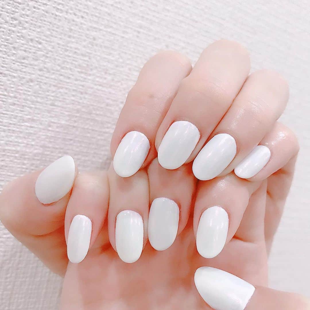 なかやまちえこのインスタグラム：「ホワイトカラーにオーロラコーティング✨⠀ #nail #nails #nailart #ネイル #美甲 #ネイルアート  #japanesenailart #manucure #japanesenails #manicurist #gelnails #أظافر #네일아트 #미용 #vẽmóng #ngườiđẹp  #เพ้นท์เล็บ #искусствоногтя #artedeuñas #เพ้นท์เล็บเจล #ジェルネイルデザイン #ネイルデザイン #senikuku #nagelkunst #ワンカラーネイル #ホワイトネイル #whitenails @aby_sharenail @bettygel_official Ｃ1001 ゆり⠀ MagicPowder」