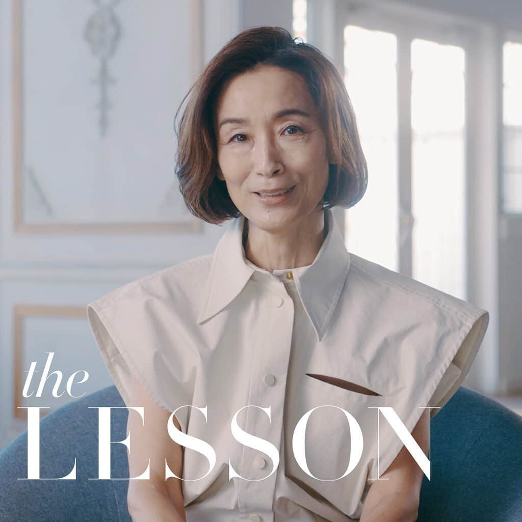 Harper's BAZAAR Japanさんのインスタグラム写真 - (Harper's BAZAAR JapanInstagram)「編集長・塚本香が出演する動画シリーズ「The Lesson」:ドレスコードに悩まないために﻿ ﻿ ﻿ ▼写真2枚目から動画をチェック。またプロフィール @harpersbazaarjapan のハイライトからYouTubeをご覧いただけます。﻿ ﻿ ﻿ ファッション誌の編集者として40年間近くの経験を持つカリスマ編集長が、これまでのキャリアを通して手に入れた、ファッションがもっと楽しくなるティップスの数々を全5回にわたってレクチャーする動画シリーズ「The Lesson」。 ドレスコードやミューズ、ファッションと映画の関係性について、そして華やかなレッドカーペットスタイルまで、ファッションが大好きな人はもちろん、ファッション業界を目指す人に向けた、ファッションがもっと楽しくなるトピックが満載です。﻿ ﻿ 第4回となる今回は、結婚式やパーティに招待されたときに悩むことも多い「ドレスコード」について。ロイヤルファミリーの昼間の正装でもあるローブモンタントからカクテルドレスまでのフォーマルスタイルや、セミフォーマルやスマートカジュアルなど、さまざまなドレスコードを紐解いていきます。﻿ ﻿ 結婚式へのスタイルは、昼なのか夜なのか、どこで行われるのかも考慮することが重要。塚本編集長は、シフォンなどやわらかい素材のものより、シルエットが出るようなシックなドレスを選ぶことがマイルールだそう。そんなドレスに合うヘアスタイルや、ひとつは持っておくべきだというおすすめのアクセサリーについても伝授します。﻿ ﻿  パーティスタイルのお手本としてもっとも素晴らしいと絶賛するのが、1966年に作家のトルーマン・カポーティが開催した「Black & White Ball」。そのパーティには、華やかなセレブリティやソーシャライトたちが集まり、シックなドレススタイルのヒントがたくさん詰まっています。﻿ ﻿ また、海外のパーティではできるだけ着物を着るようにしているそう。より特別感が出て、褒められることも多いという着物。パーティでなくても、海外で日本人ならではの着物に身を包むのはとても特別な体験になること間違いなし。 ﻿ ﻿ 終盤での読者のみなさんからいただいた質問に返答するコーナー「The Questions」では5つの質問に答えます。「よく聴く音楽は？」「初めて行った海外旅行は？」「休日もオシャレしてますか？」「仕事をしていて一番大変なのは？」「思い入れのある服は？」。あのデザイナーとの特別なエピソードは必見です！ ﻿ ﻿ 「ルールがないのがファッションだけど、『ドレスコード』は常に意識している」という塚本編集長がわかりやすく解説する今回のエピソード。結婚式やパーティに招待されたときには、ぜひ参考にしてみては？﻿ ﻿ ﻿ #harpersbazaar #harpersbazaarjapan #editorinchief #magazine #fashionmagazine #kaoritsukamoto #fashion #mode  #ハーパーズバザー  #編集長 #塚本香 #ファッション誌 #ファッション #モード #ドレスコード #youtube #thelessonシリーズ #インタビュー動画」6月8日 20時30分 - harpersbazaarjapan