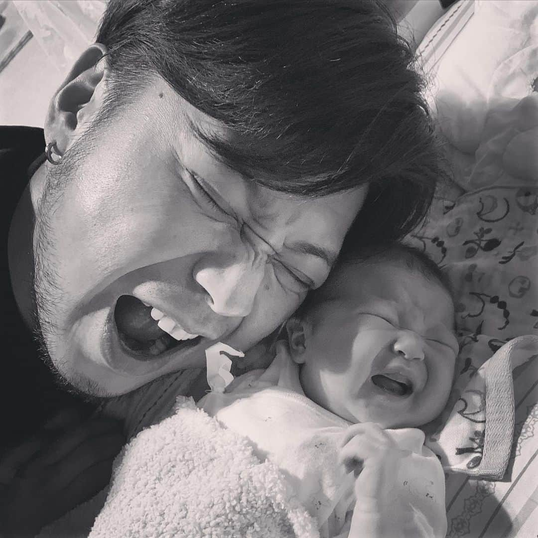 SATOKOさんのインスタグラム写真 - (SATOKOInstagram)「まじで似てる…。#親子 #babystagram #dadanddaughter #gene #sameface」6月8日 20時30分 - fc_satoko